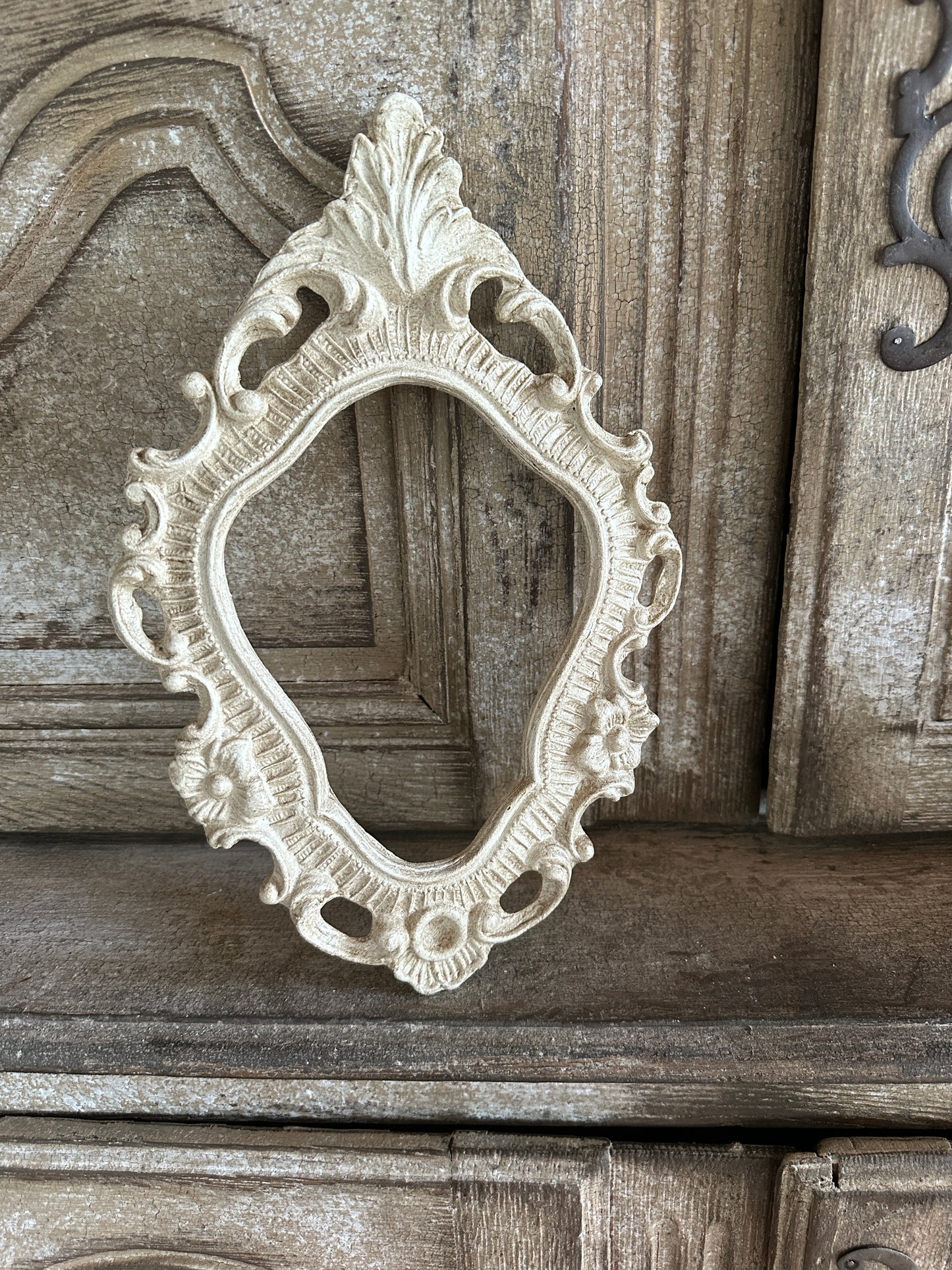 Cornice Con Punta Lavorata A Foglia