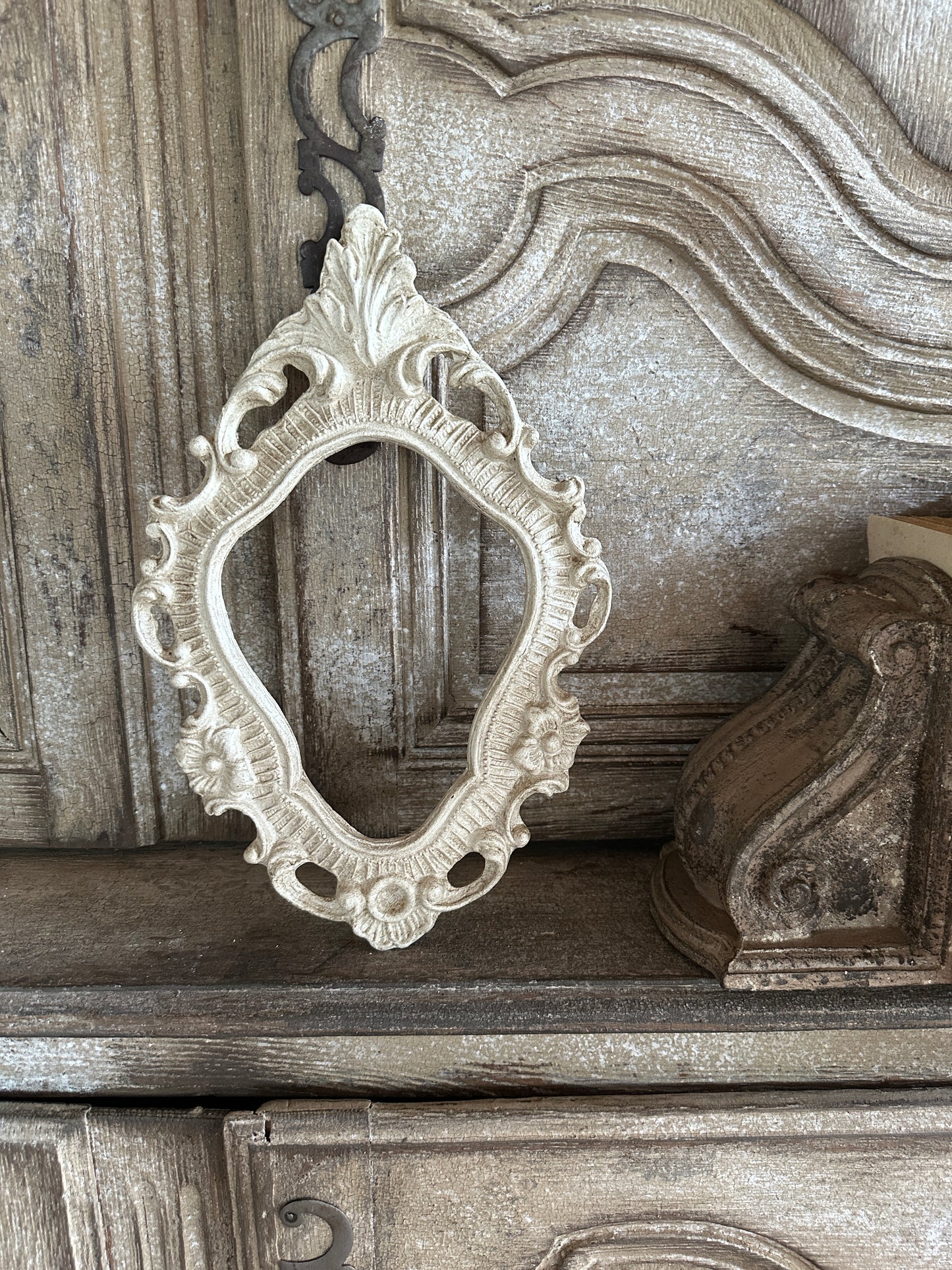 Cornice Con Punta Lavorata A Foglia