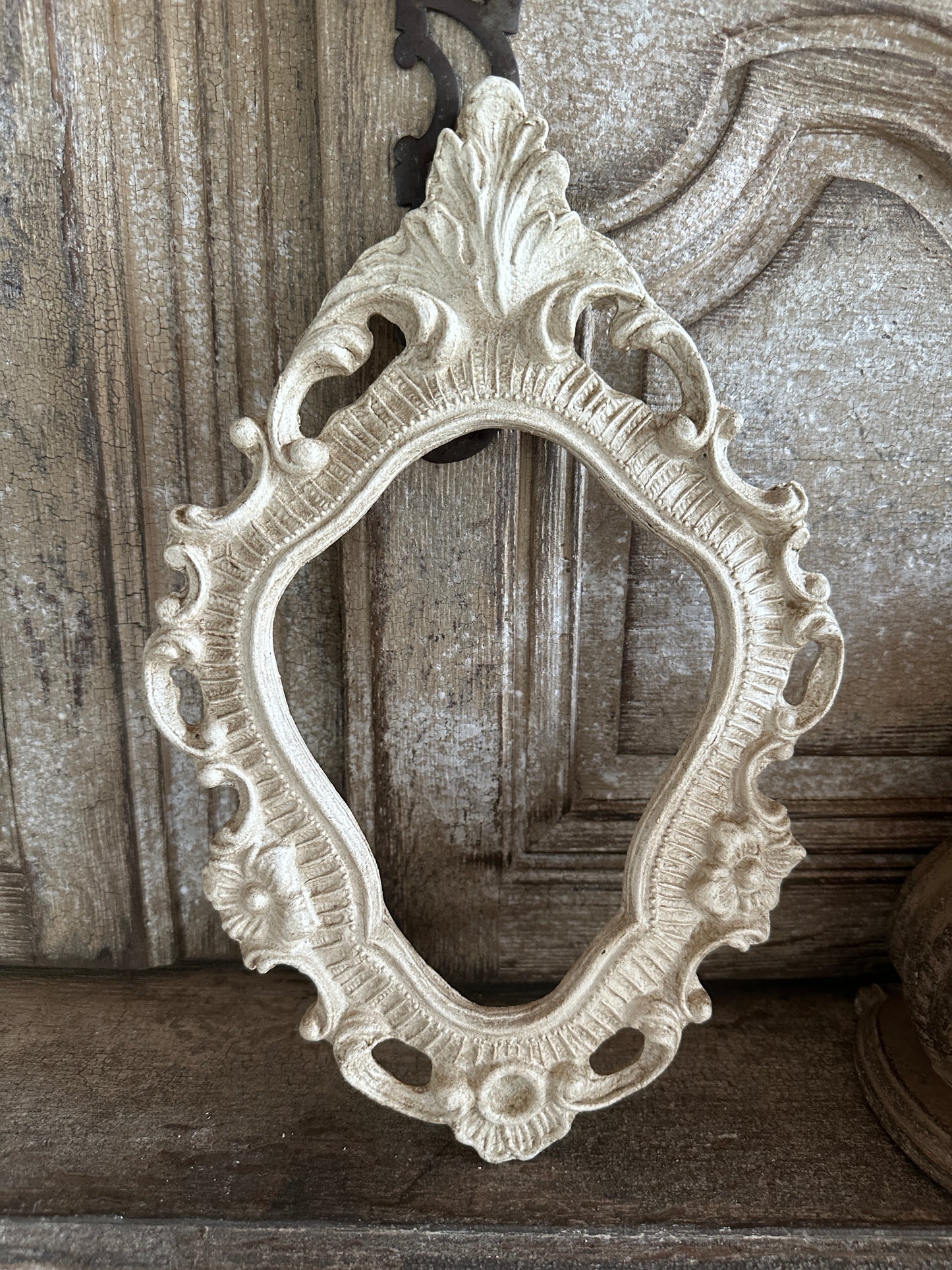 Cornice Con Punta Lavorata A Foglia