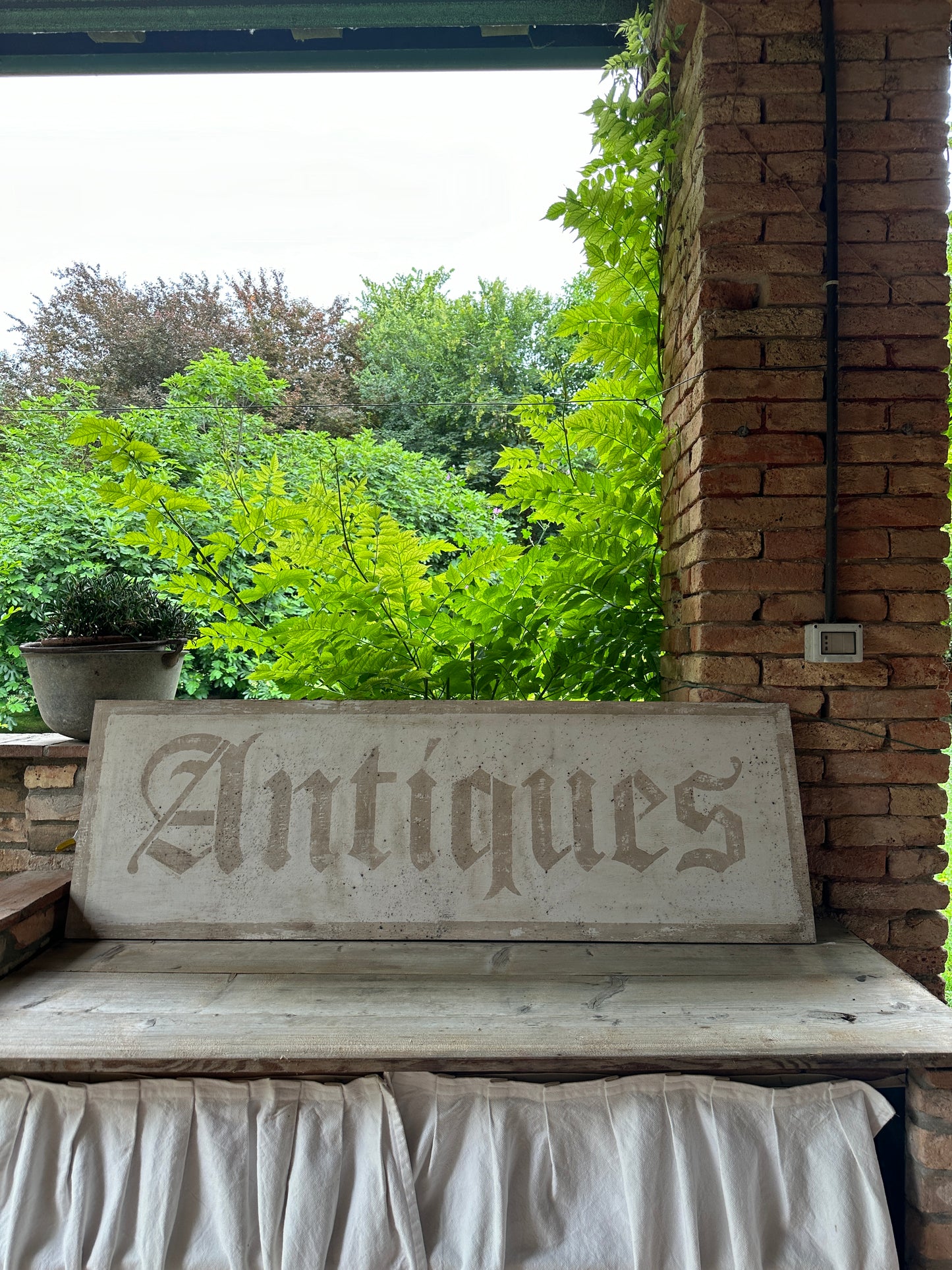 Insegna Scritta "ANTIQUES" Avorio Con Patina Antica