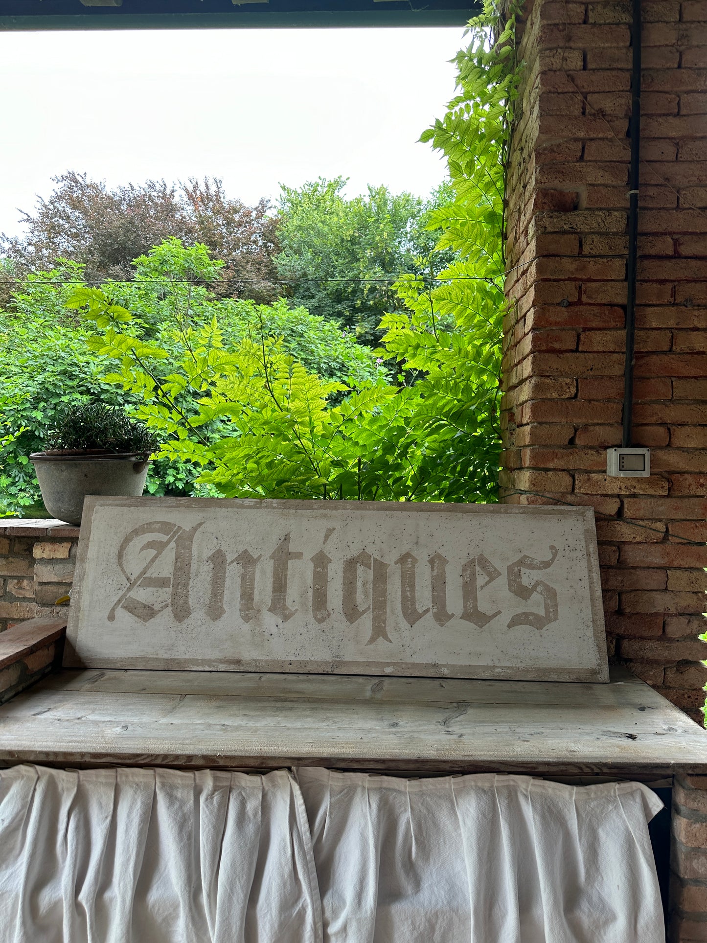 Insegna Scritta "ANTIQUES" Avorio Con Patina Antica