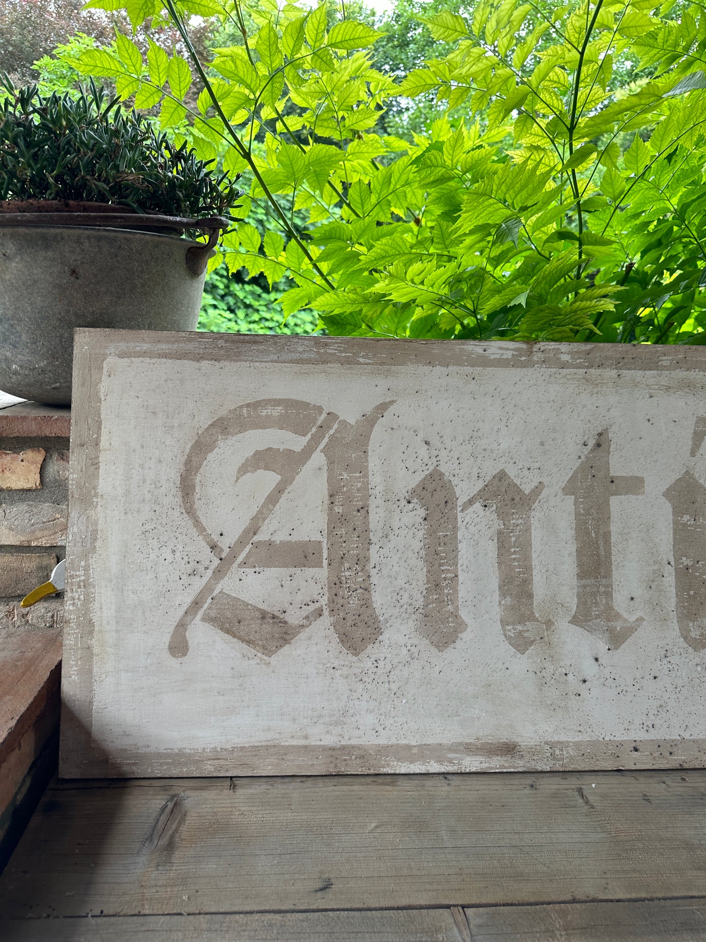 Insegna Scritta "ANTIQUES" Avorio Con Patina Antica
