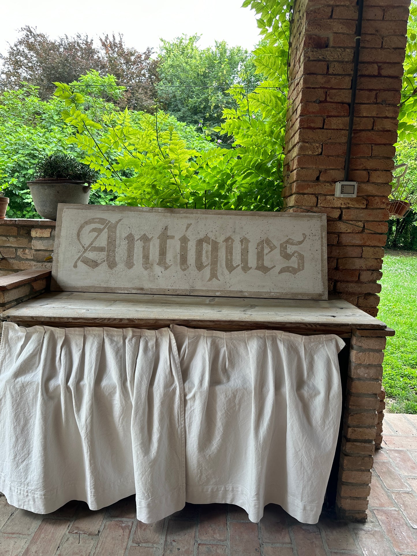 Insegna Scritta "ANTIQUES" Avorio Con Patina Antica