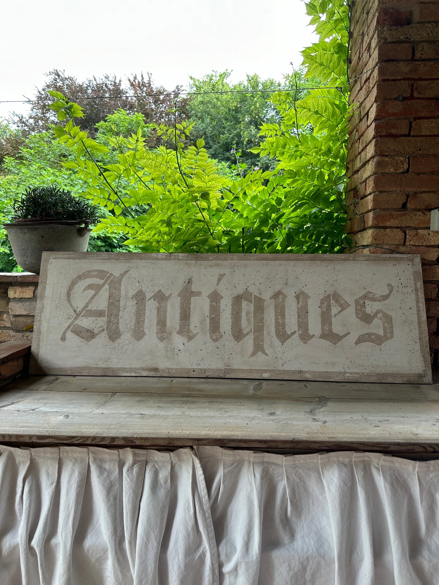 Insegna Scritta "ANTIQUES" Avorio Con Patina Antica