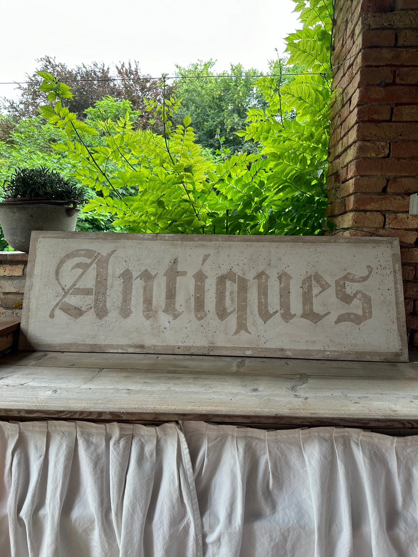 Insegna Scritta "ANTIQUES" Avorio Con Patina Antica