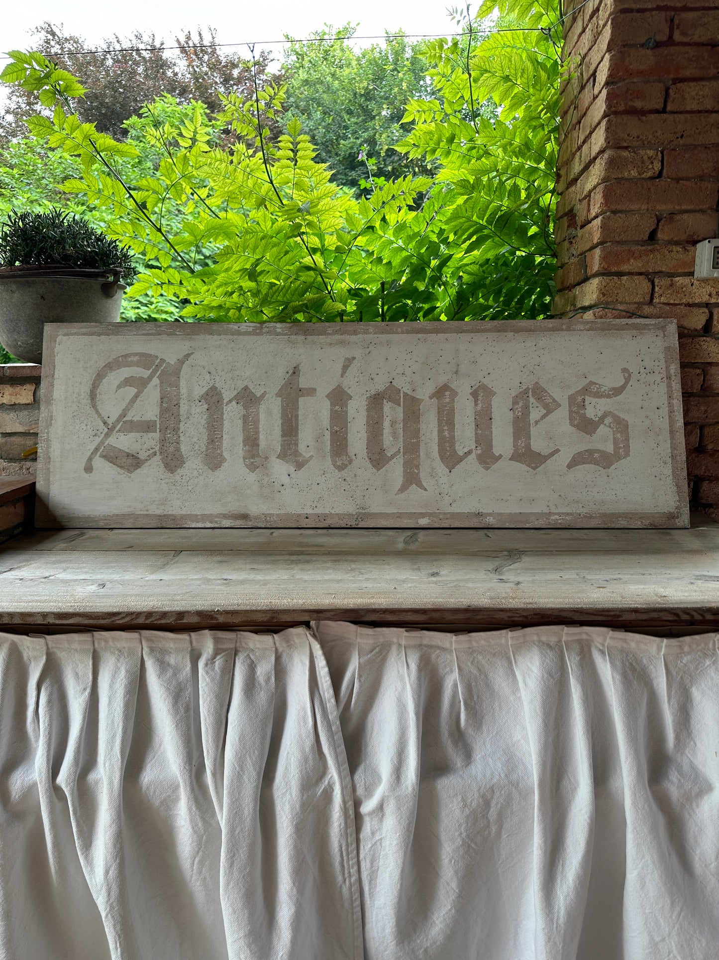 Insegna Scritta "ANTIQUES" Avorio Con Patina Antica