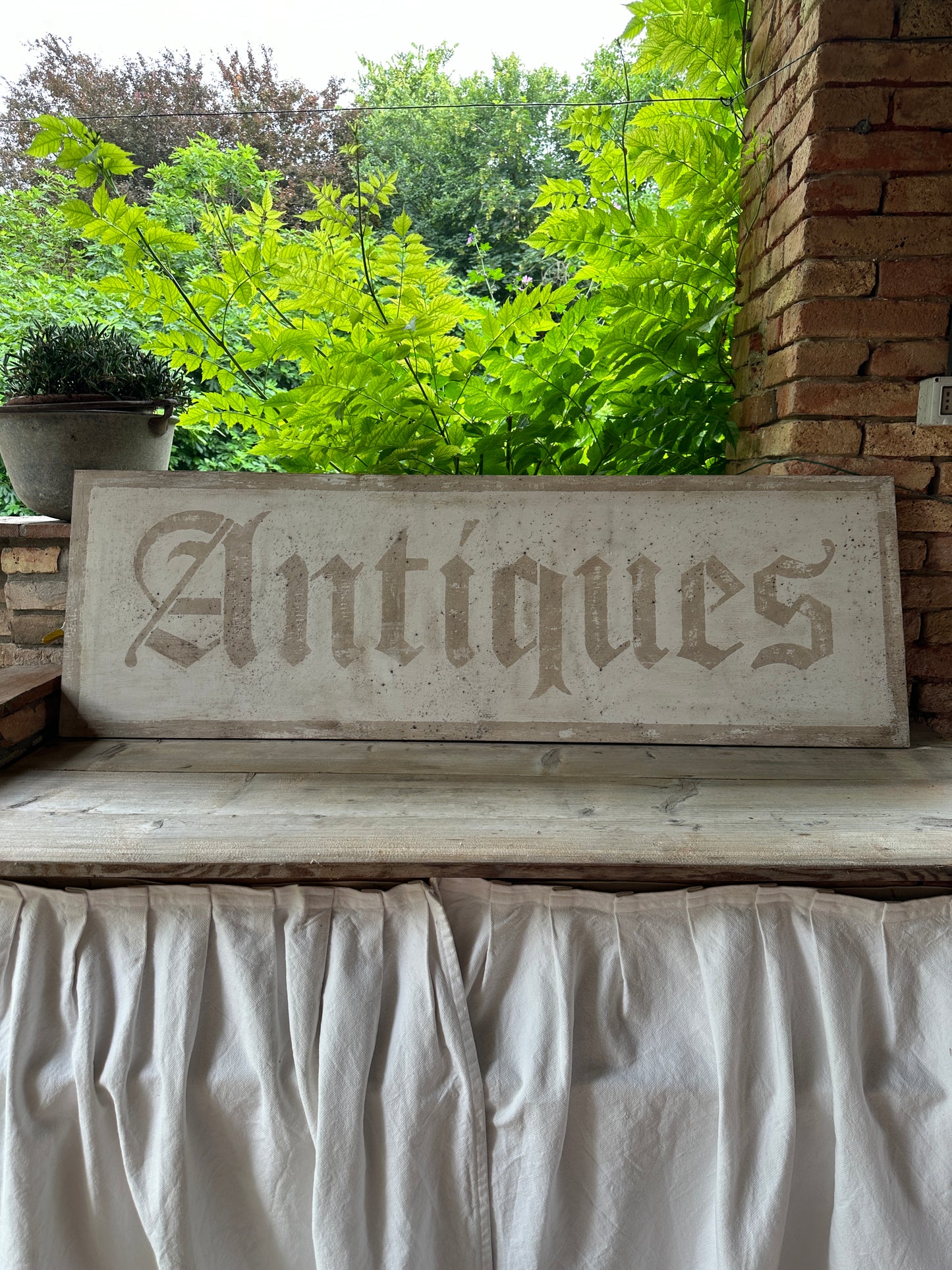 Insegna Scritta "ANTIQUES" Avorio Con Patina Antica