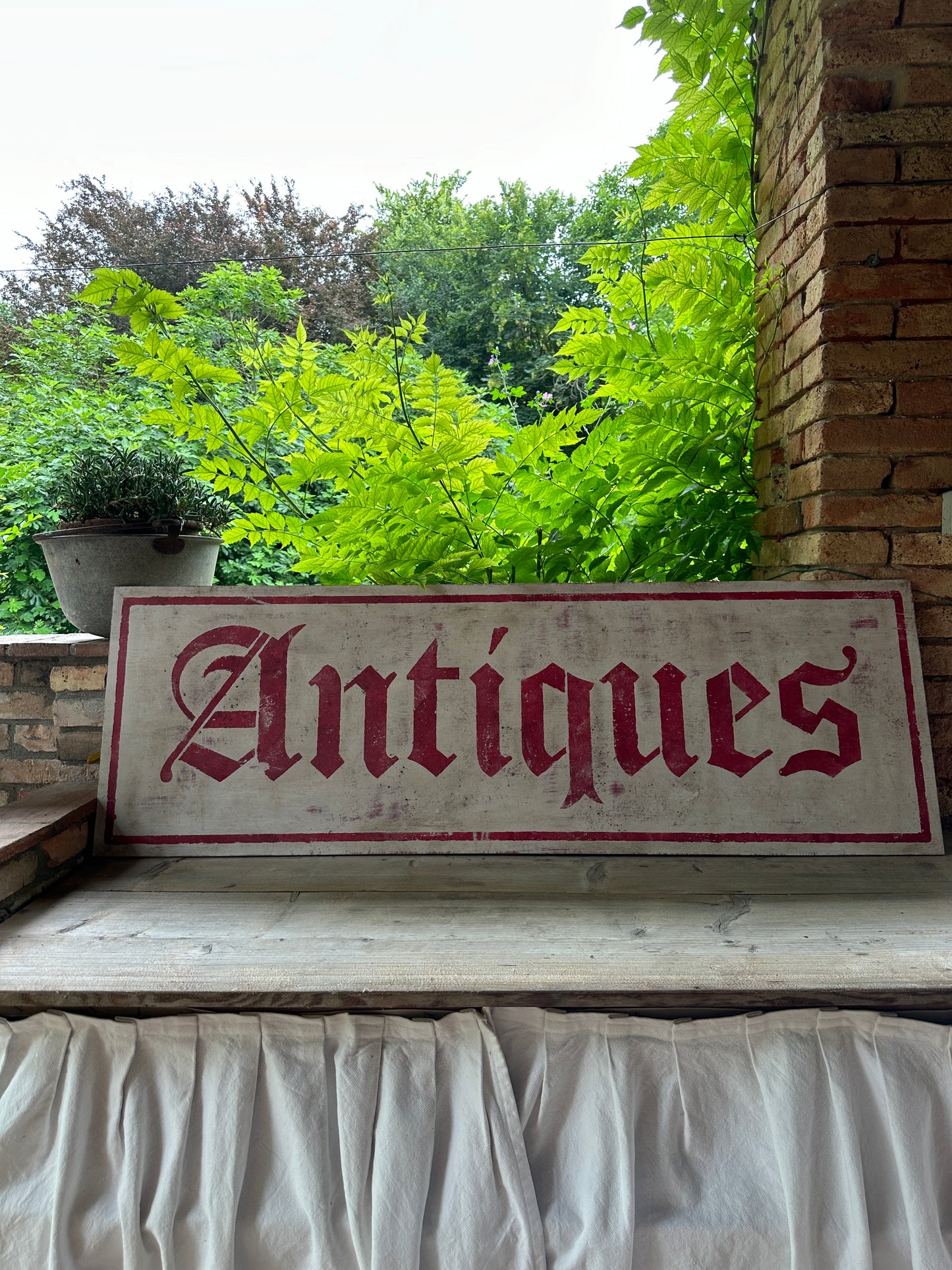 Insegna Scritta "ANTIQUES" Bianco Anticato E Rosso