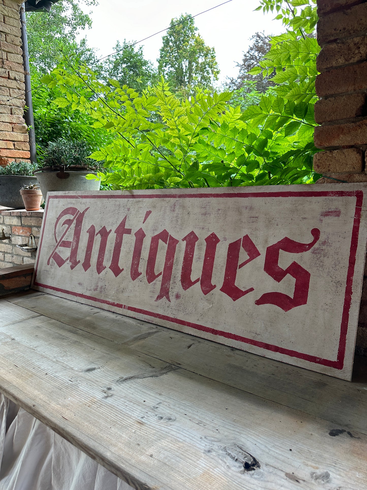 Insegna Scritta "ANTIQUES" Bianco Anticato E Rosso