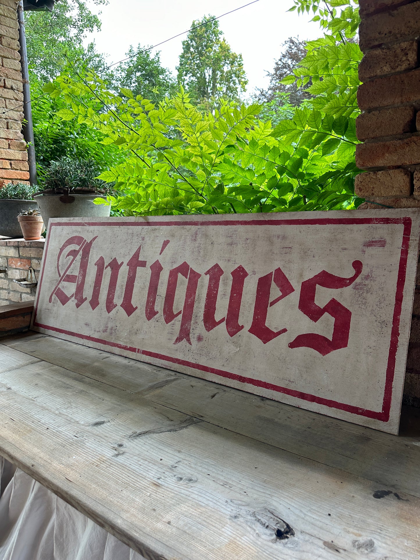 Insegna Scritta "ANTIQUES" Bianco Anticato E Rosso