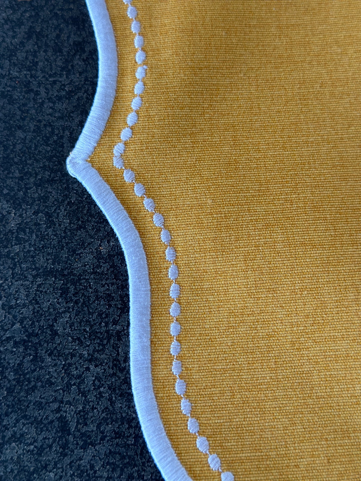 Set 2 Tovaglietta Ovale Ricamata Giallo/Bianco Idrorepellente