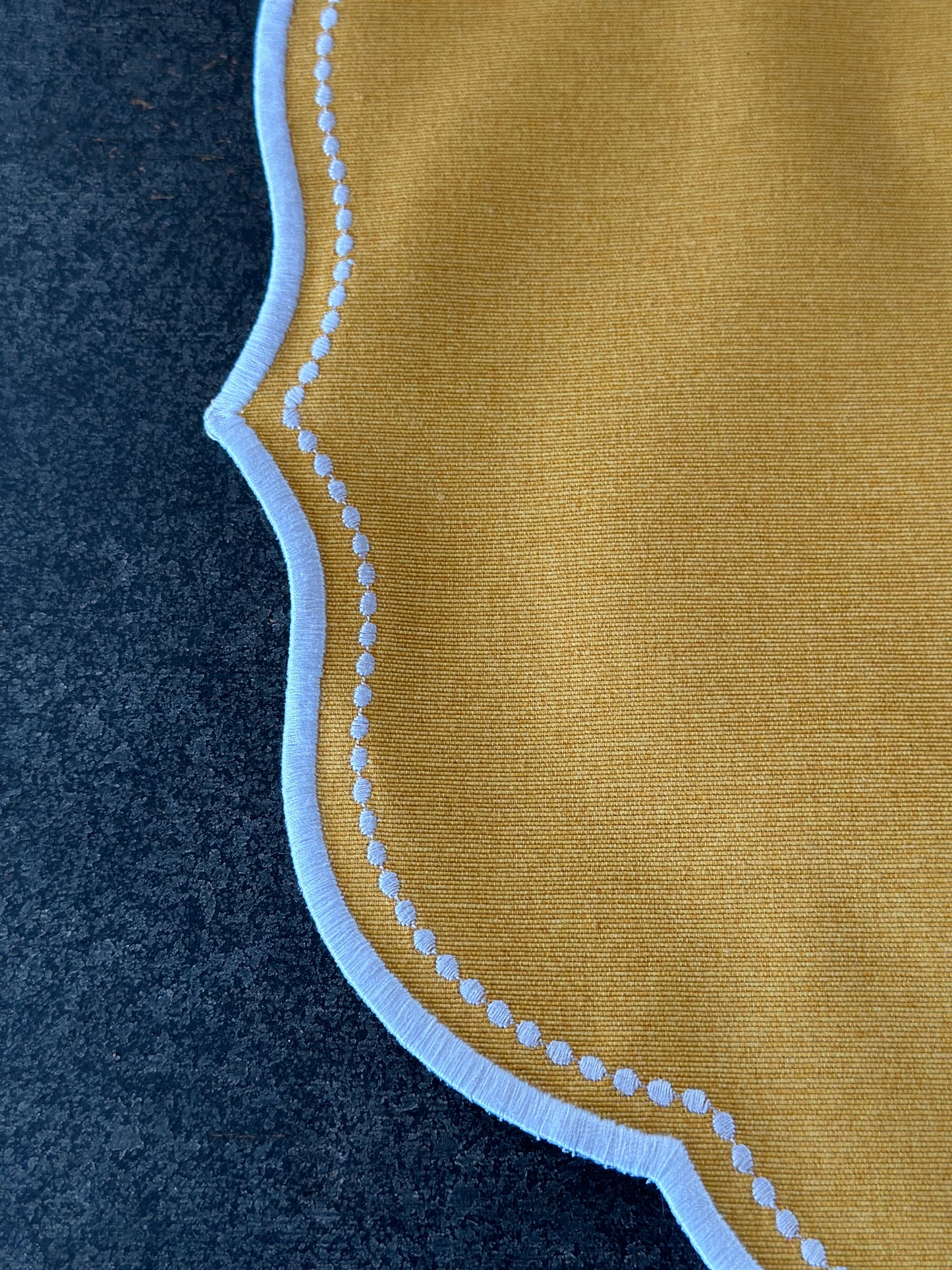 Set 2 Tovaglietta Ovale Ricamata Giallo/Bianco Idrorepellente