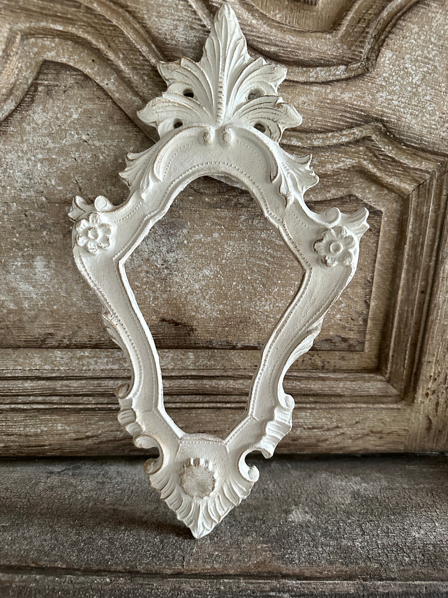 Cornice Con Punta A Foglia E Fiori