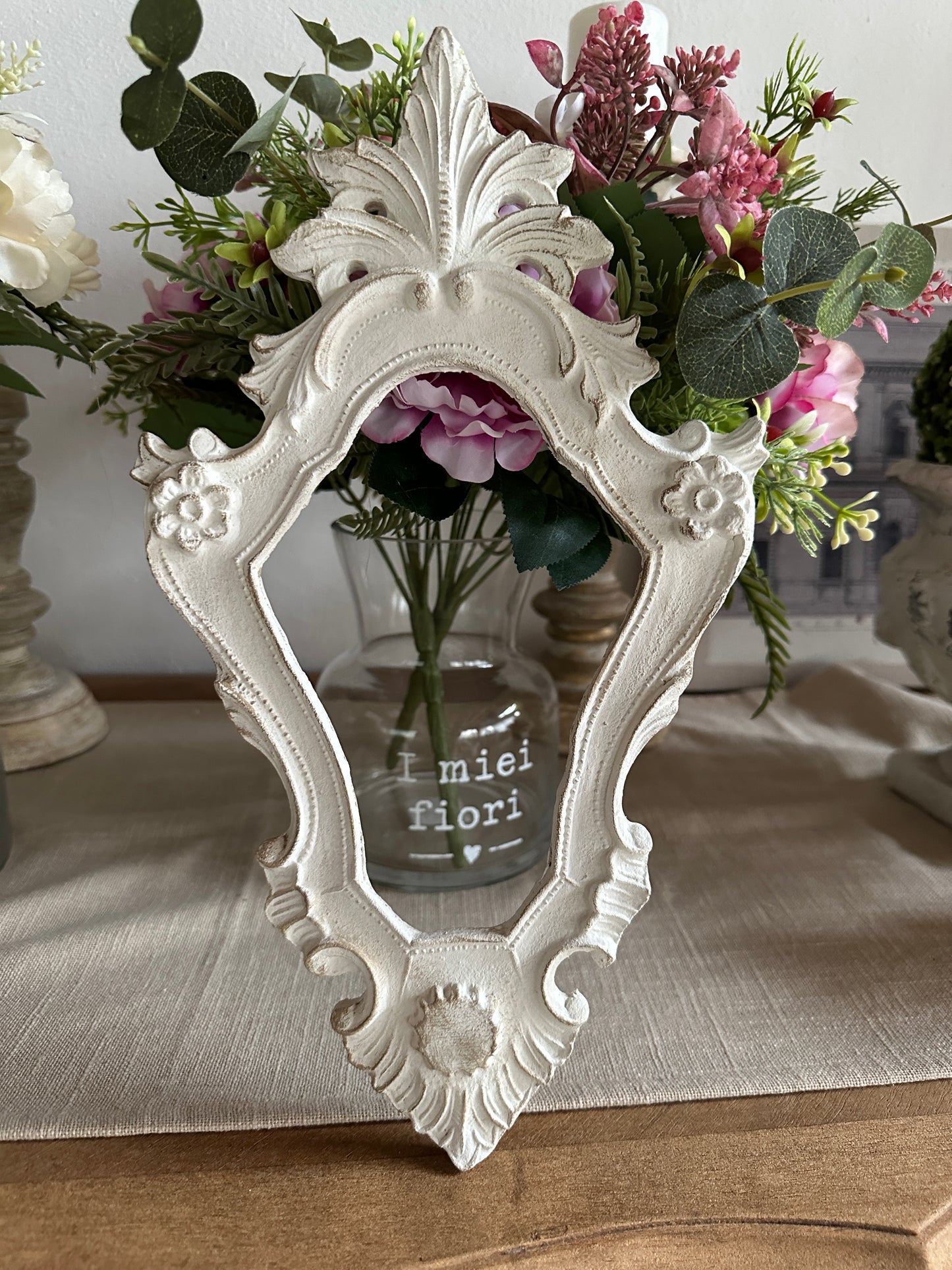 Cornice Con Punta A Foglia E Fiori