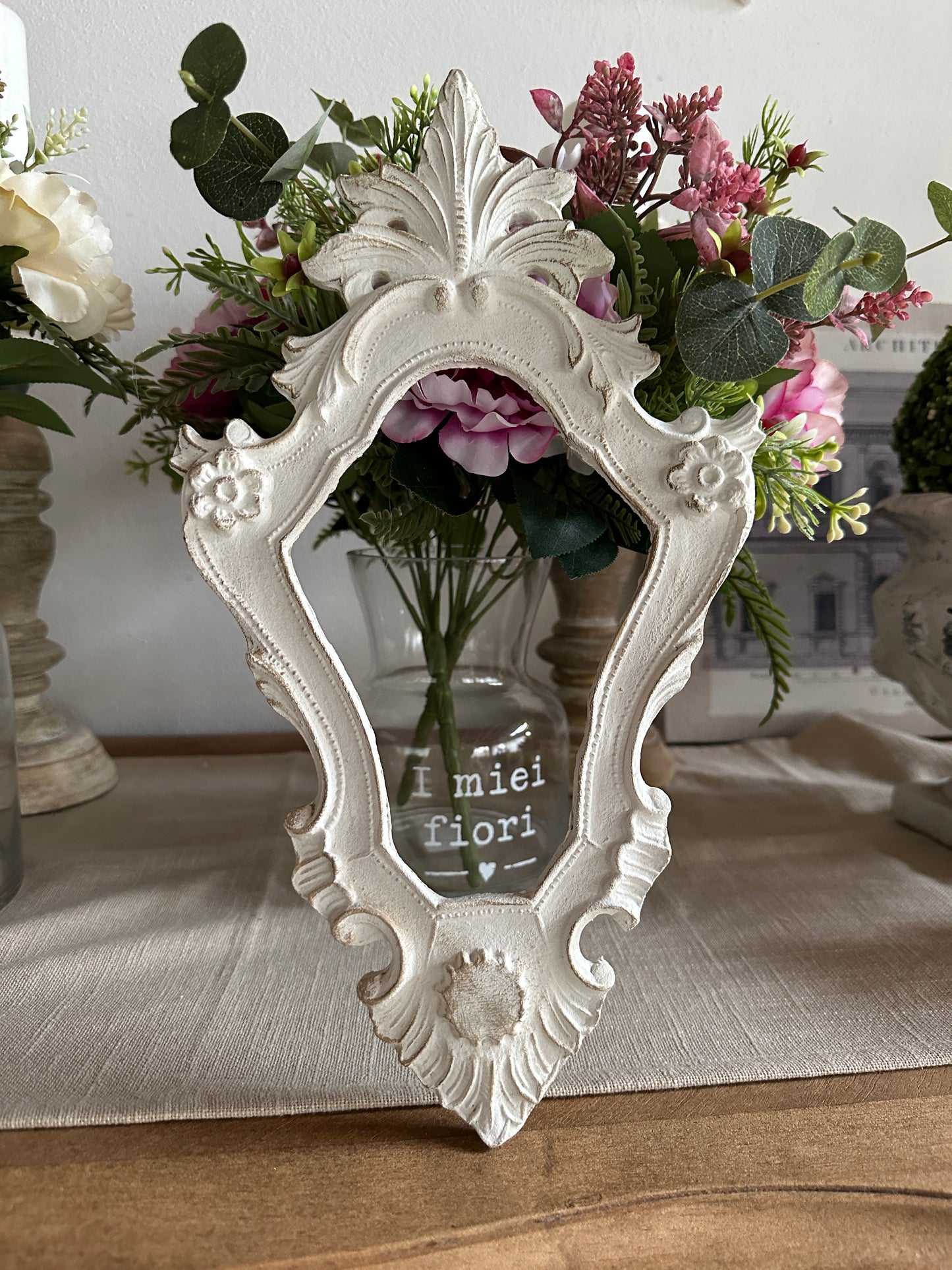 Cornice Con Punta A Foglia E Fiori