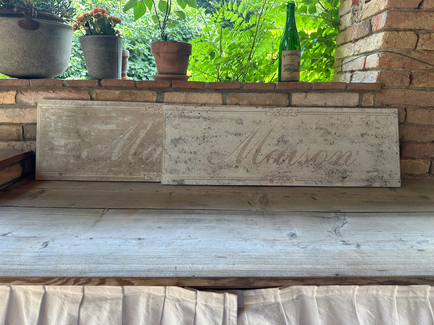 Insegna Scritta "MAISON" Bianca Con Patina Antica