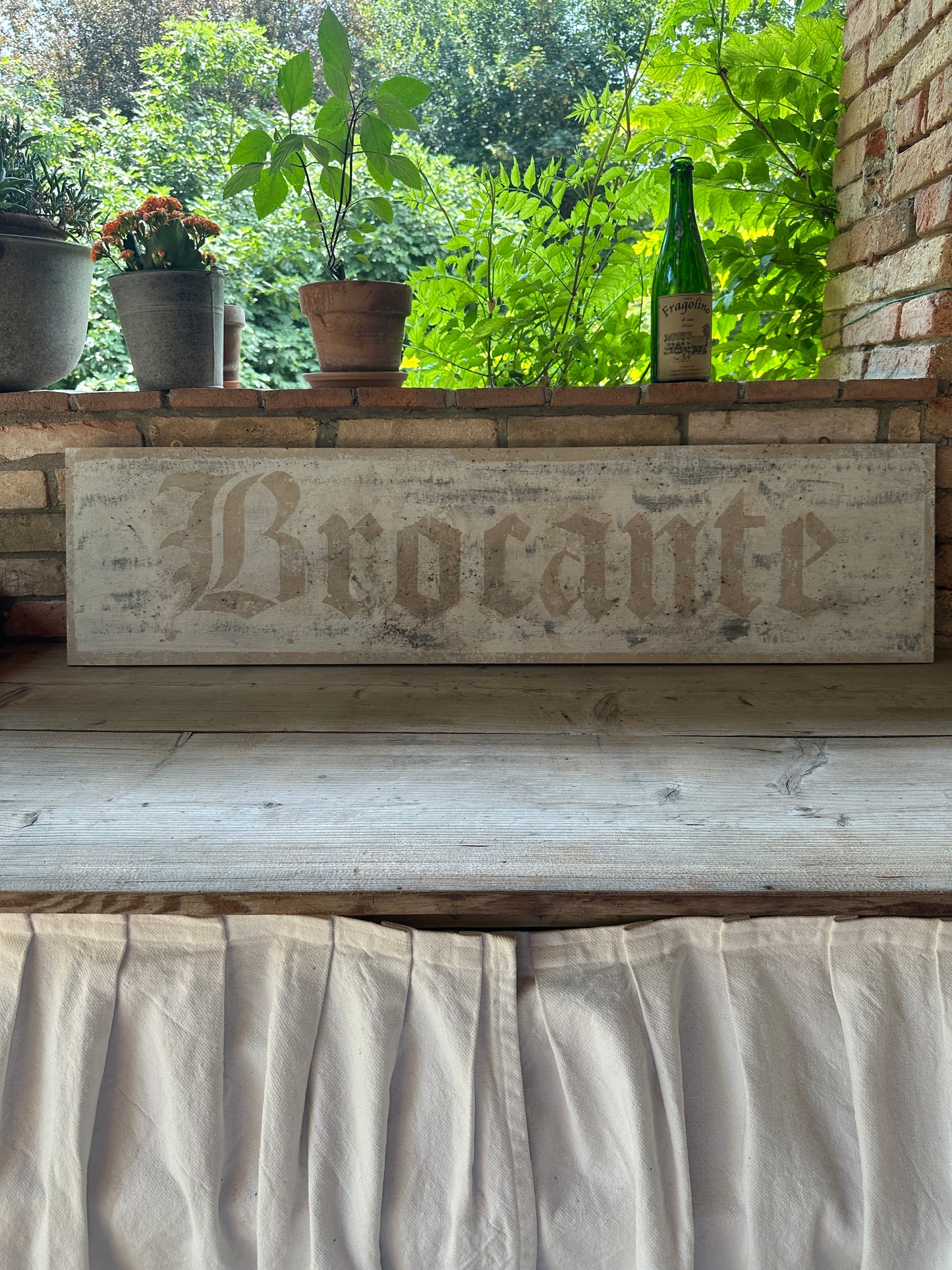 Insegna Scritta "BROCANTE" Avorio/Beige Con Patina Antica