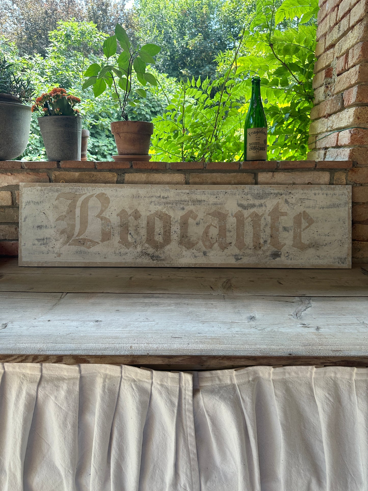Insegna Scritta "BROCANTE" Avorio/Beige Con Patina Antica