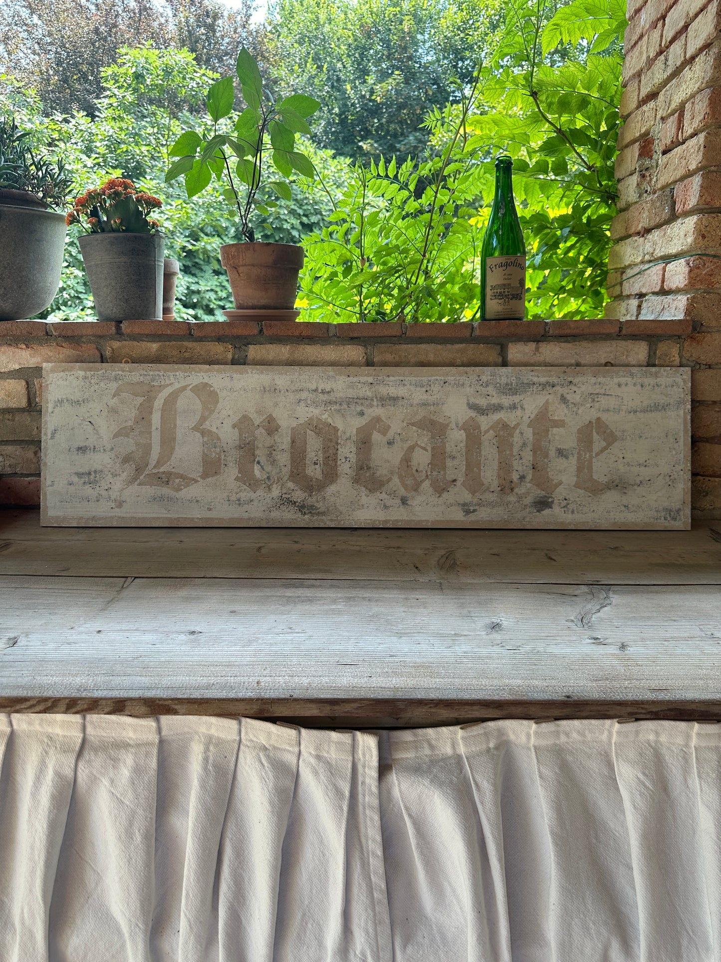 Insegna Scritta "BROCANTE" Avorio/Beige Con Patina Antica