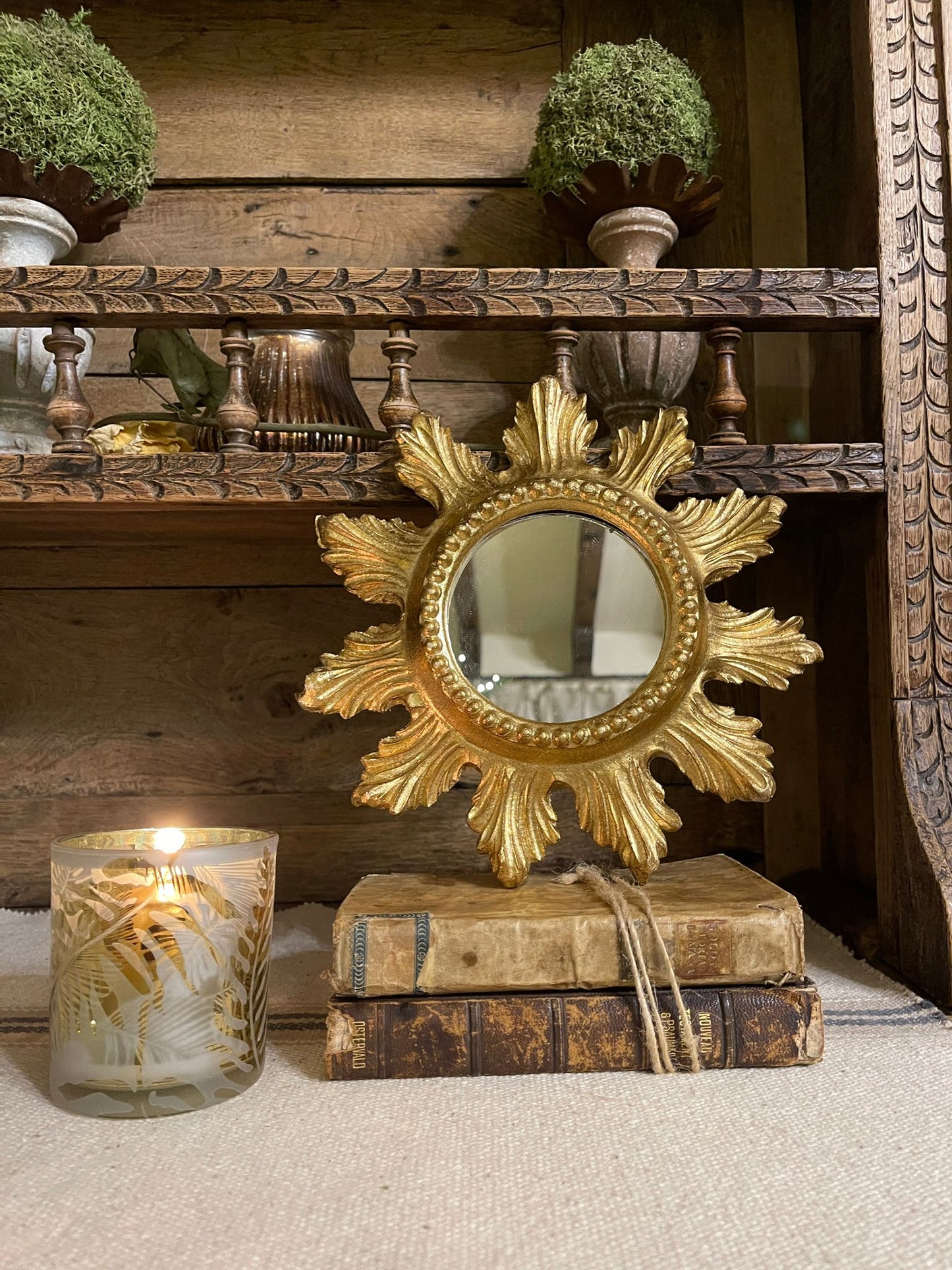 Cornice Rotonda Con Decori Foglia Oro