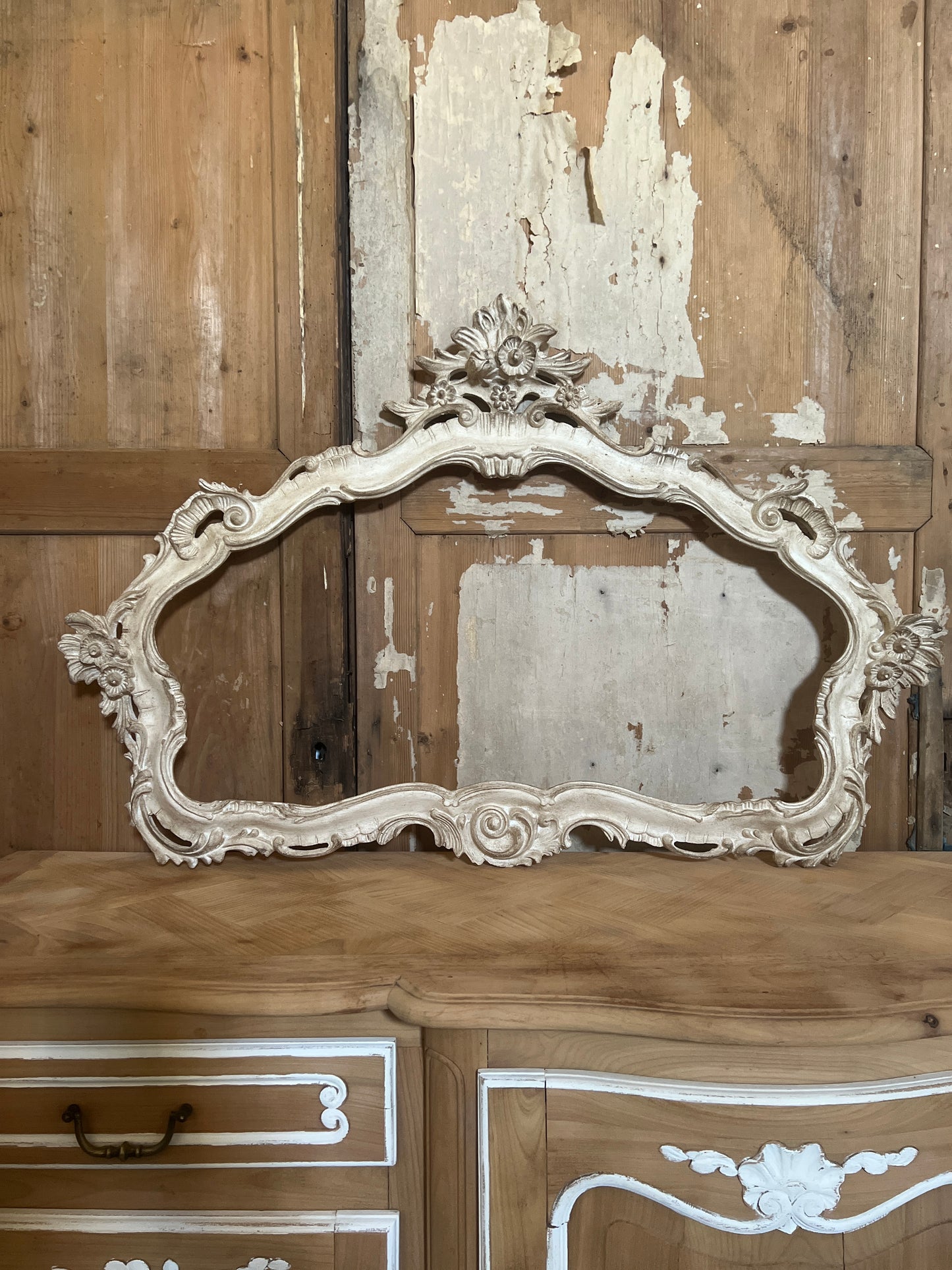 Cornice Orizzontale Decorata Con Fiori E Decorazioni