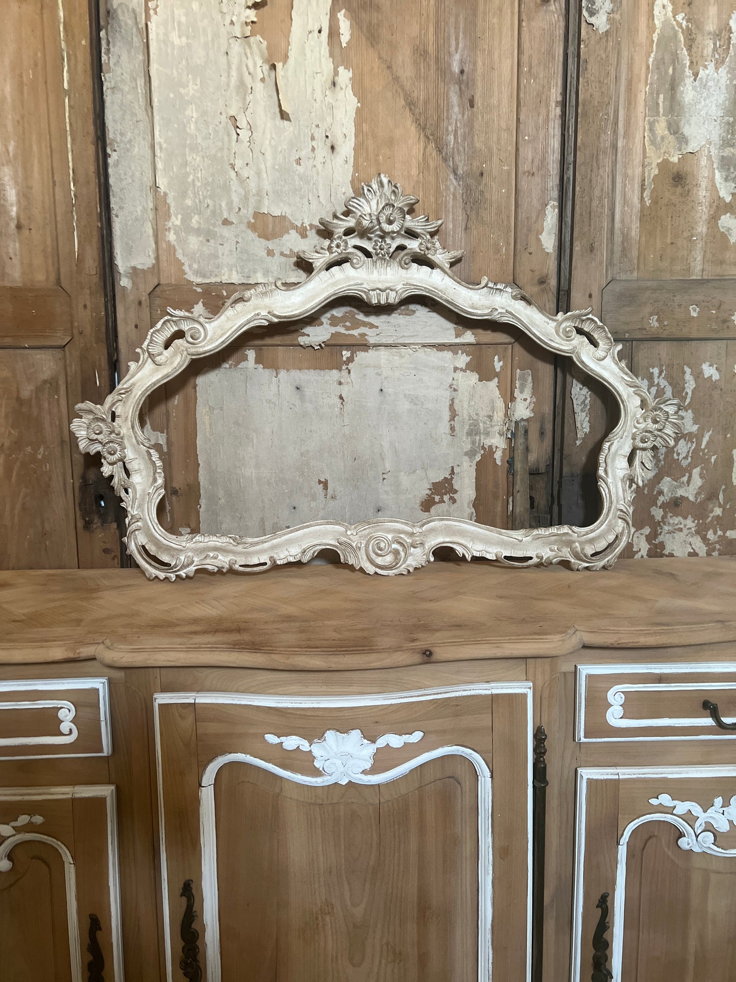 Cornice Orizzontale Decorata Con Fiori E Decorazioni