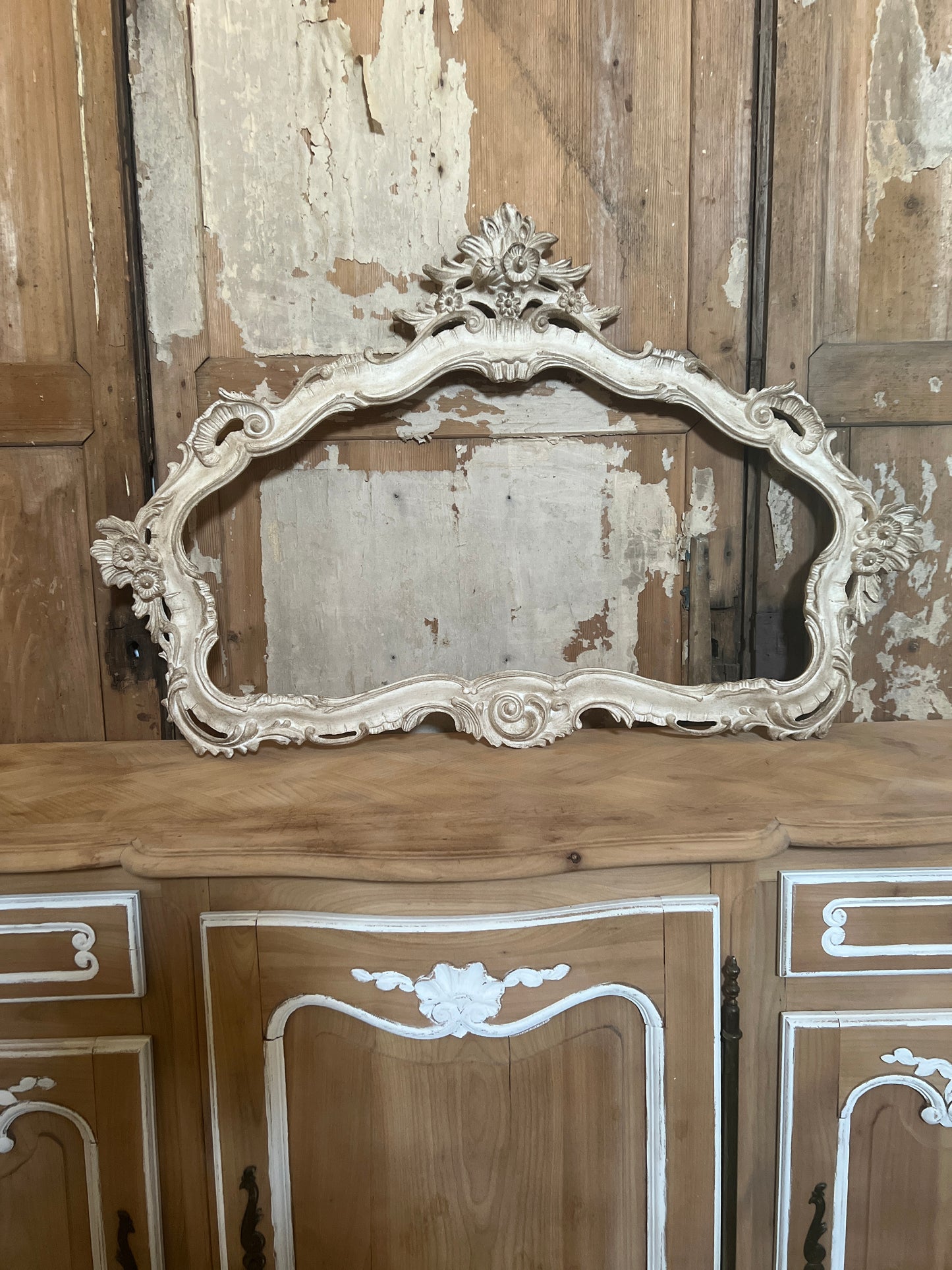 Cornice Orizzontale Decorata Con Fiori E Decorazioni