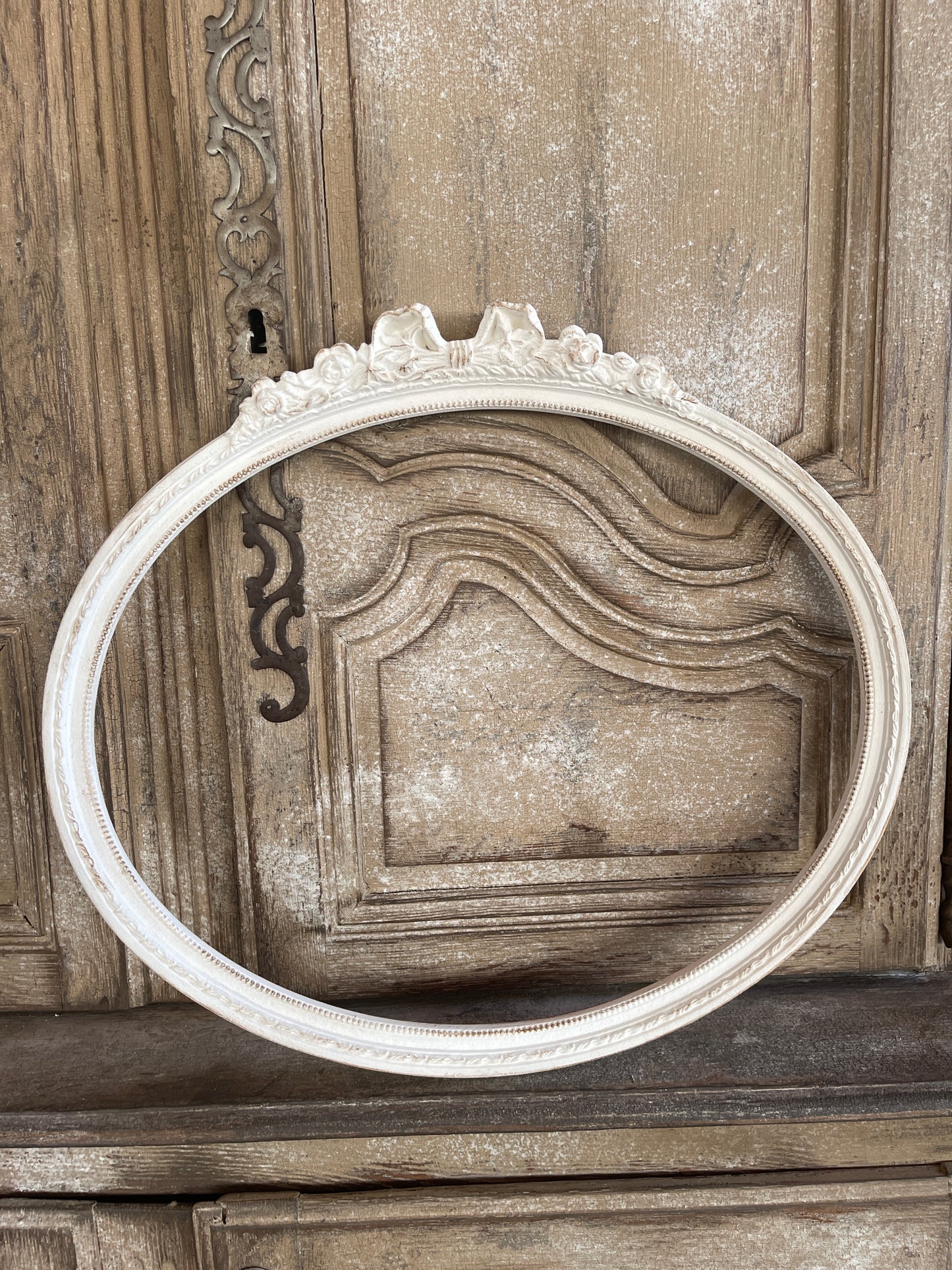Cornice Orizzontale Con Punta Decorata A Fiocco