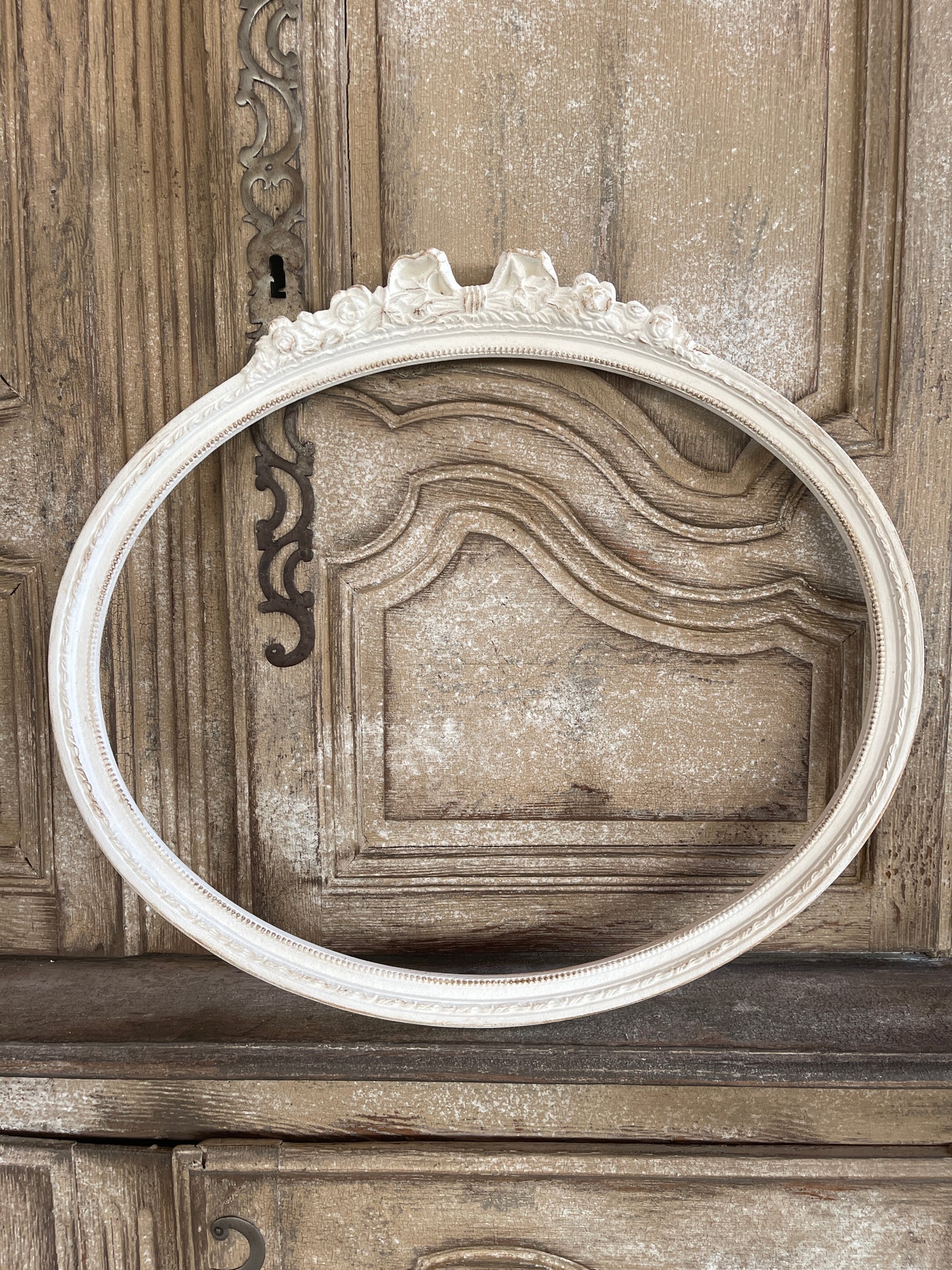 Cornice Orizzontale Con Punta Decorata A Fiocco