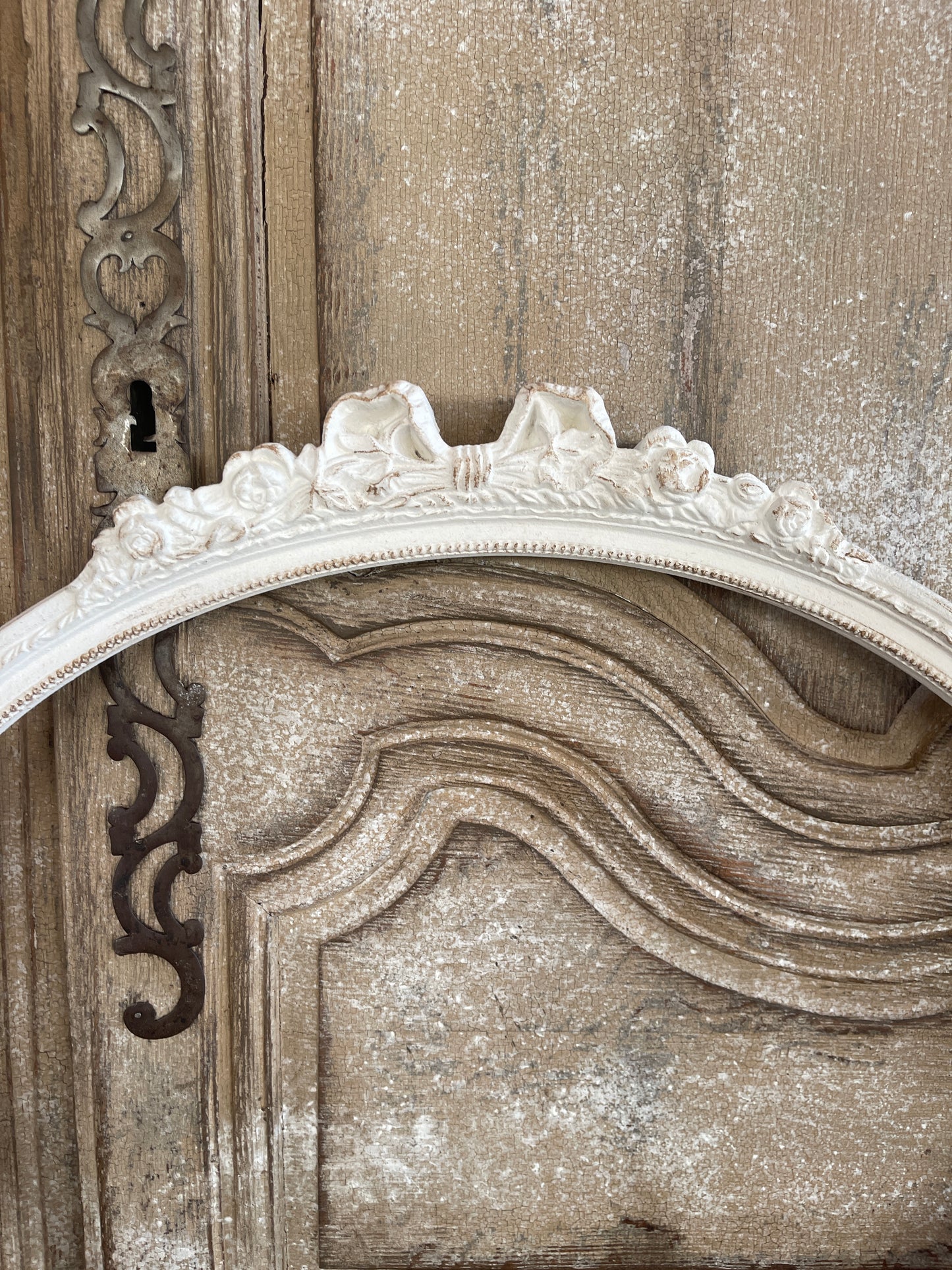 Cornice Orizzontale Con Punta Decorata A Fiocco
