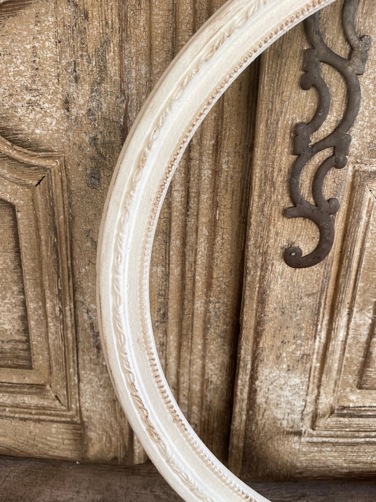 Cornice Orizzontale Con Punta Decorata A Fiocco