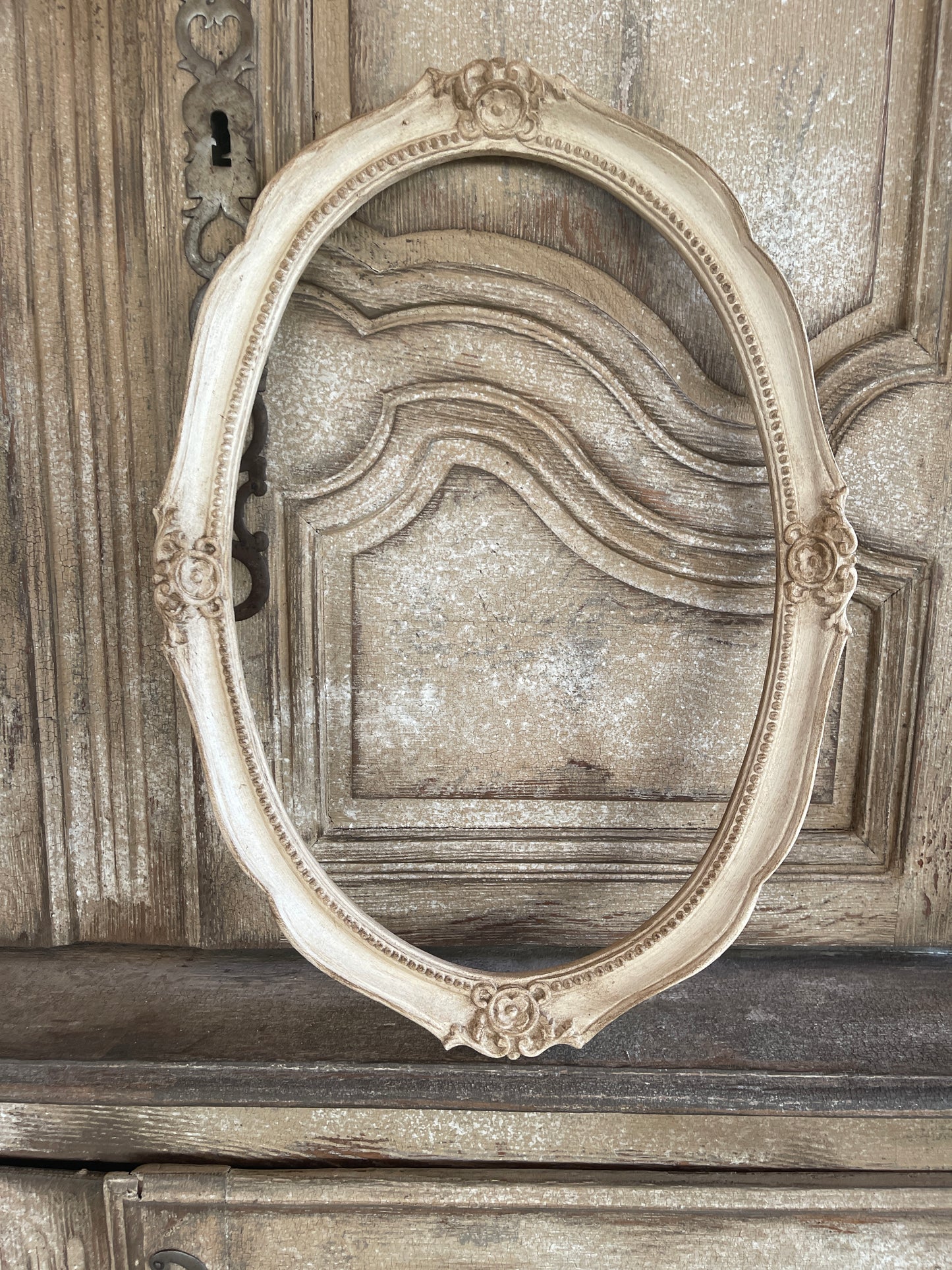 Cornice Ovale Con Decori Rotondi