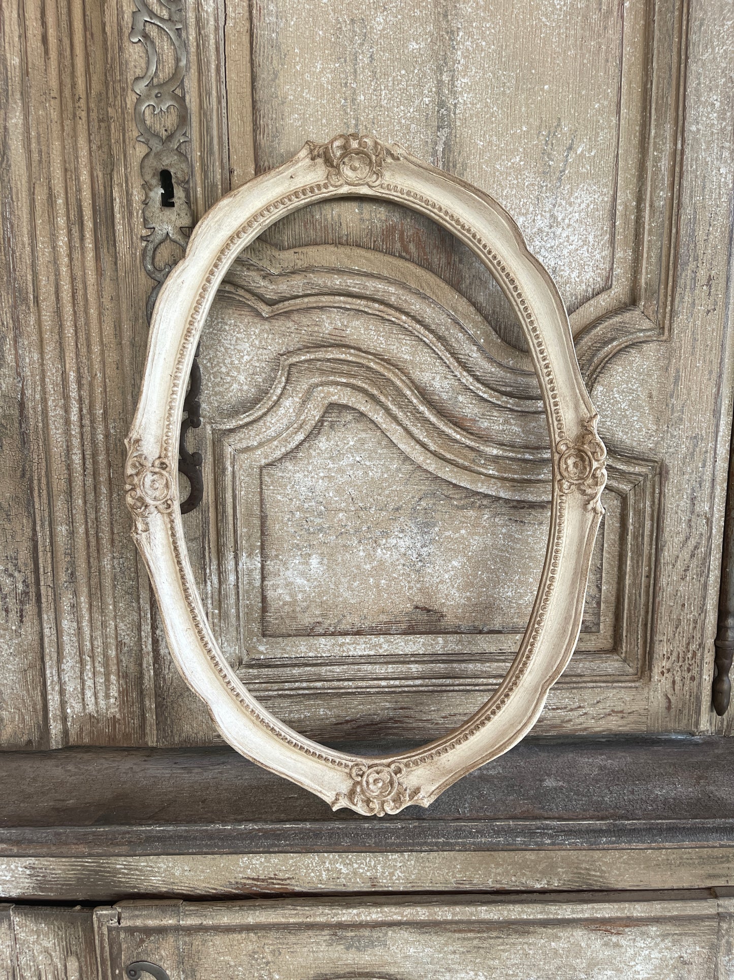 Cornice Ovale Con Decori Rotondi