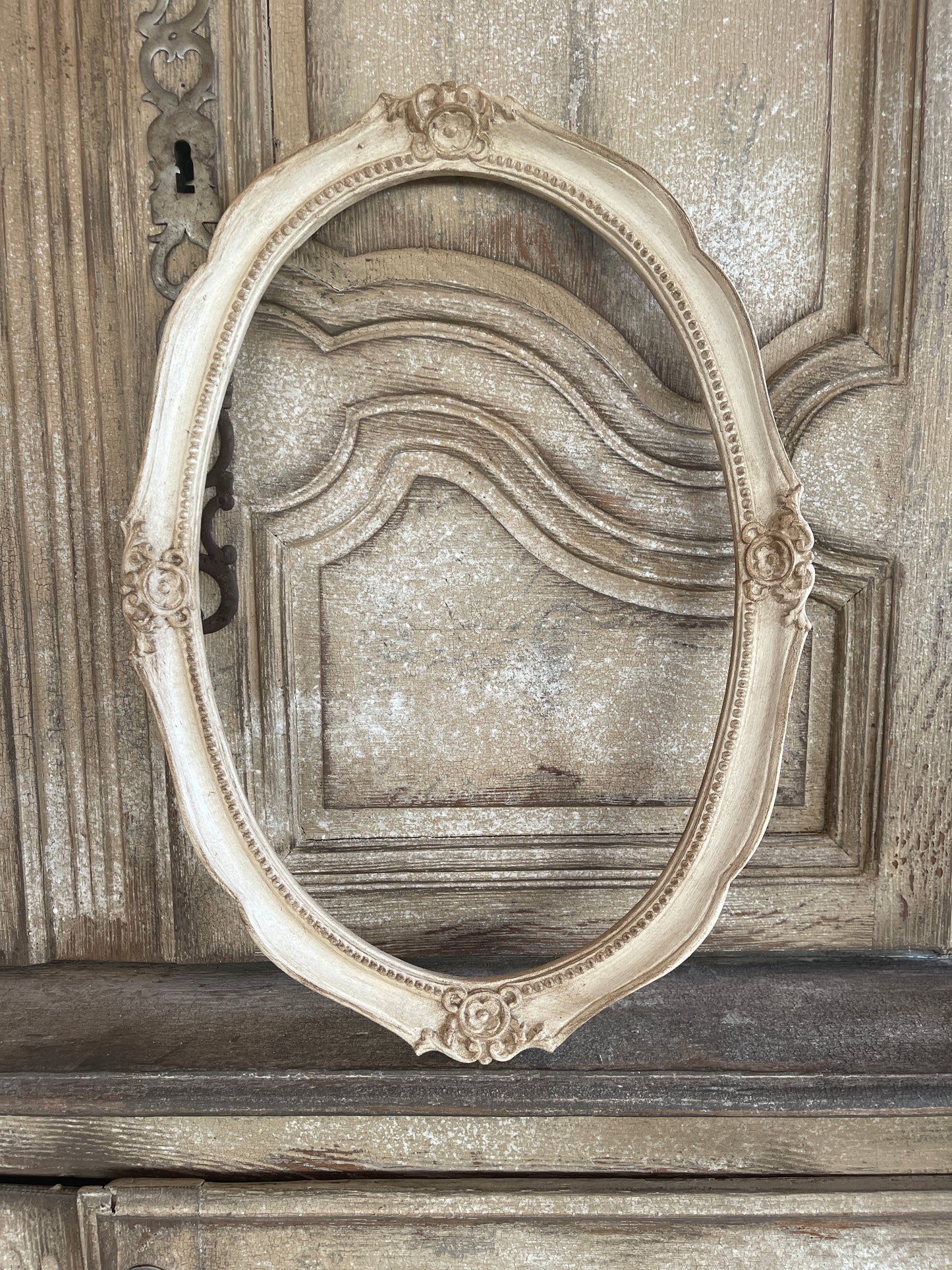 Cornice Ovale Con Decori Rotondi