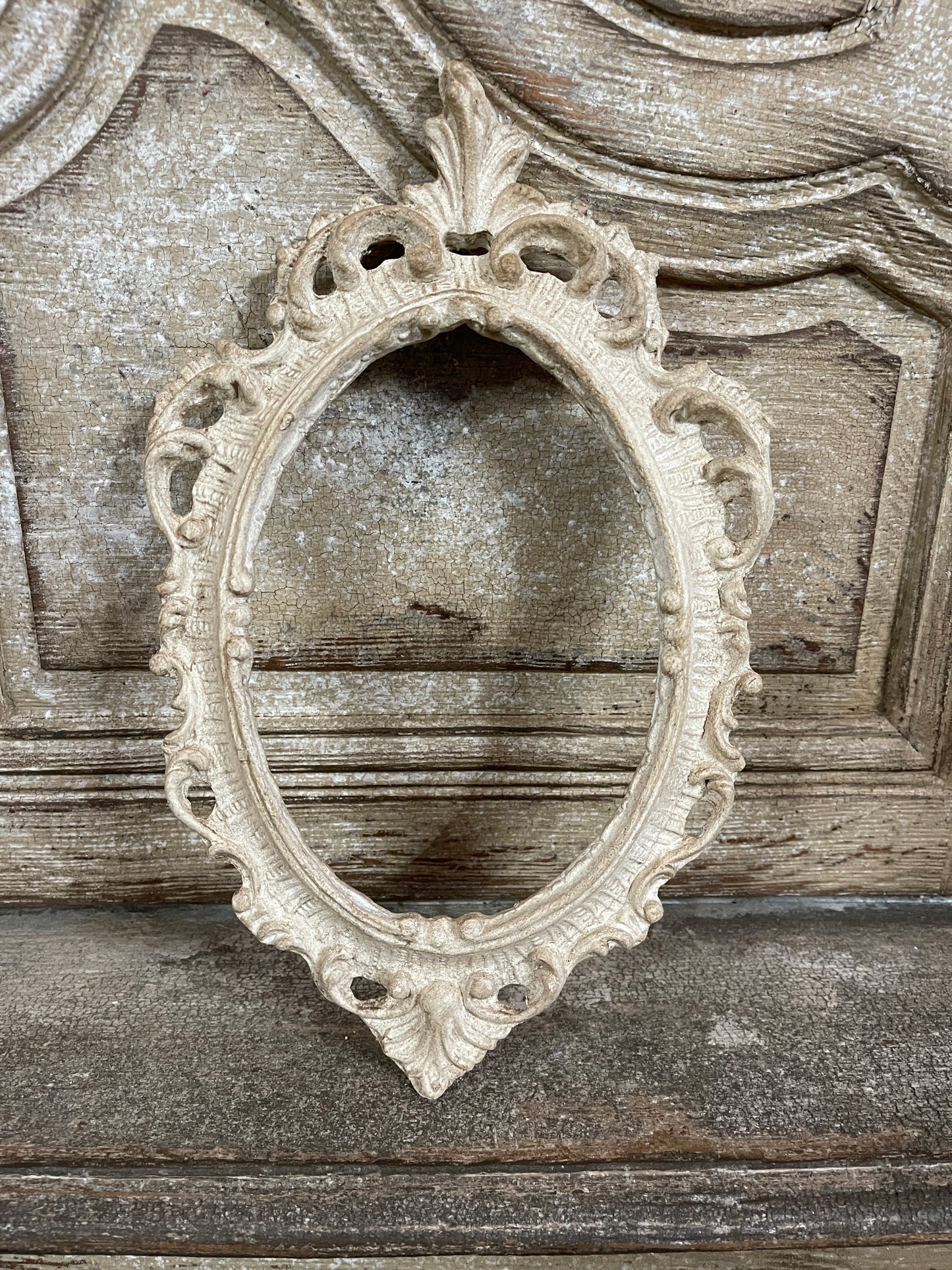 Cornice Ovale Con Punta Lavorata