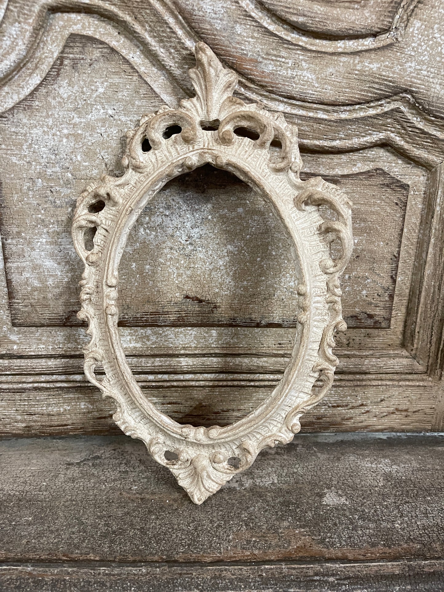 Cornice Ovale Con Punta Lavorata