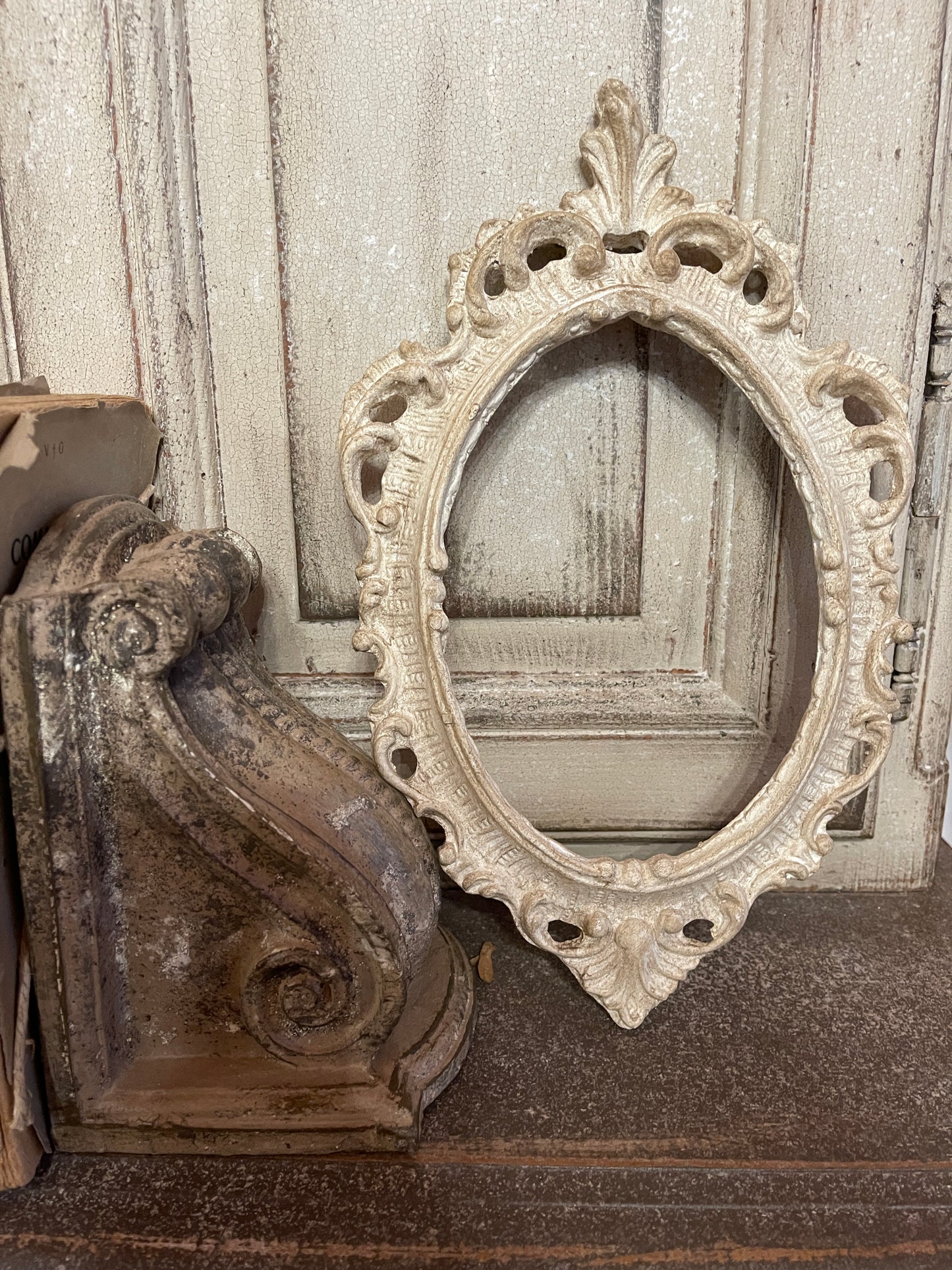 Cornice Ovale Con Punta Lavorata