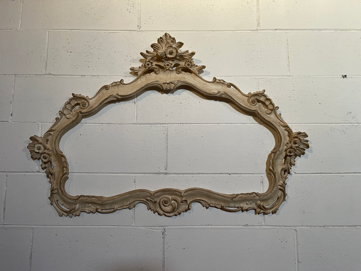 Cornice Orizzontale Decorata Con Fiori E Decorazioni