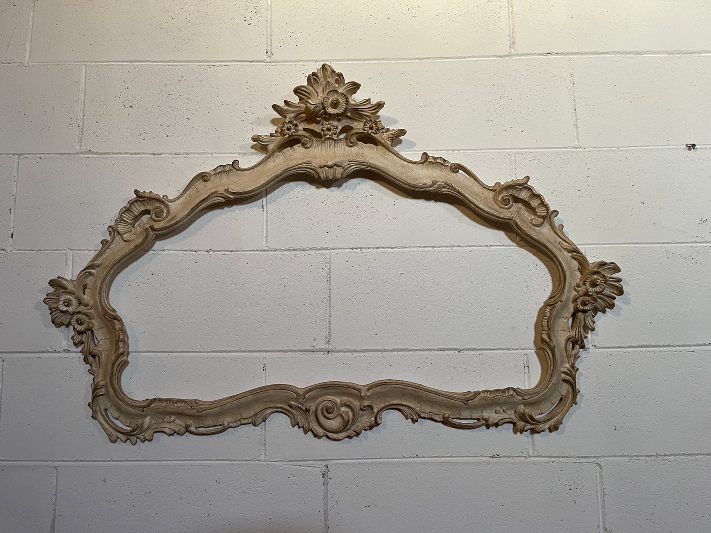 Cornice Orizzontale Decorata Con Fiori E Decorazioni