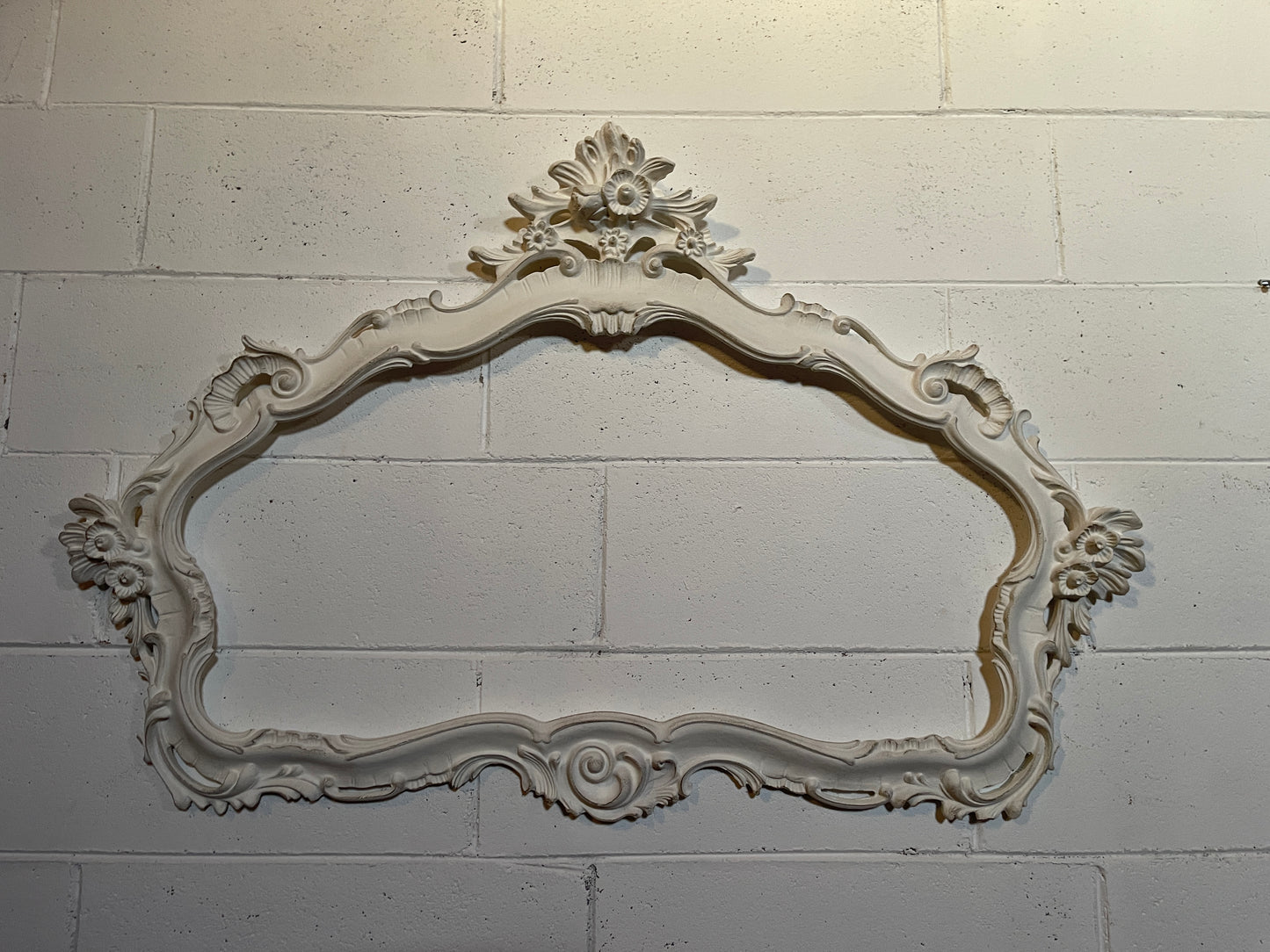 Cornice Orizzontale Decorata Con Fiori E Decorazioni