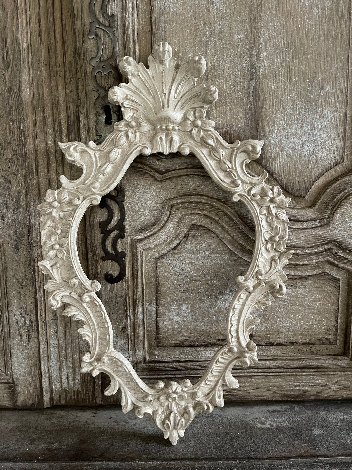 Cornice Con Punta E Decorazione Floreale