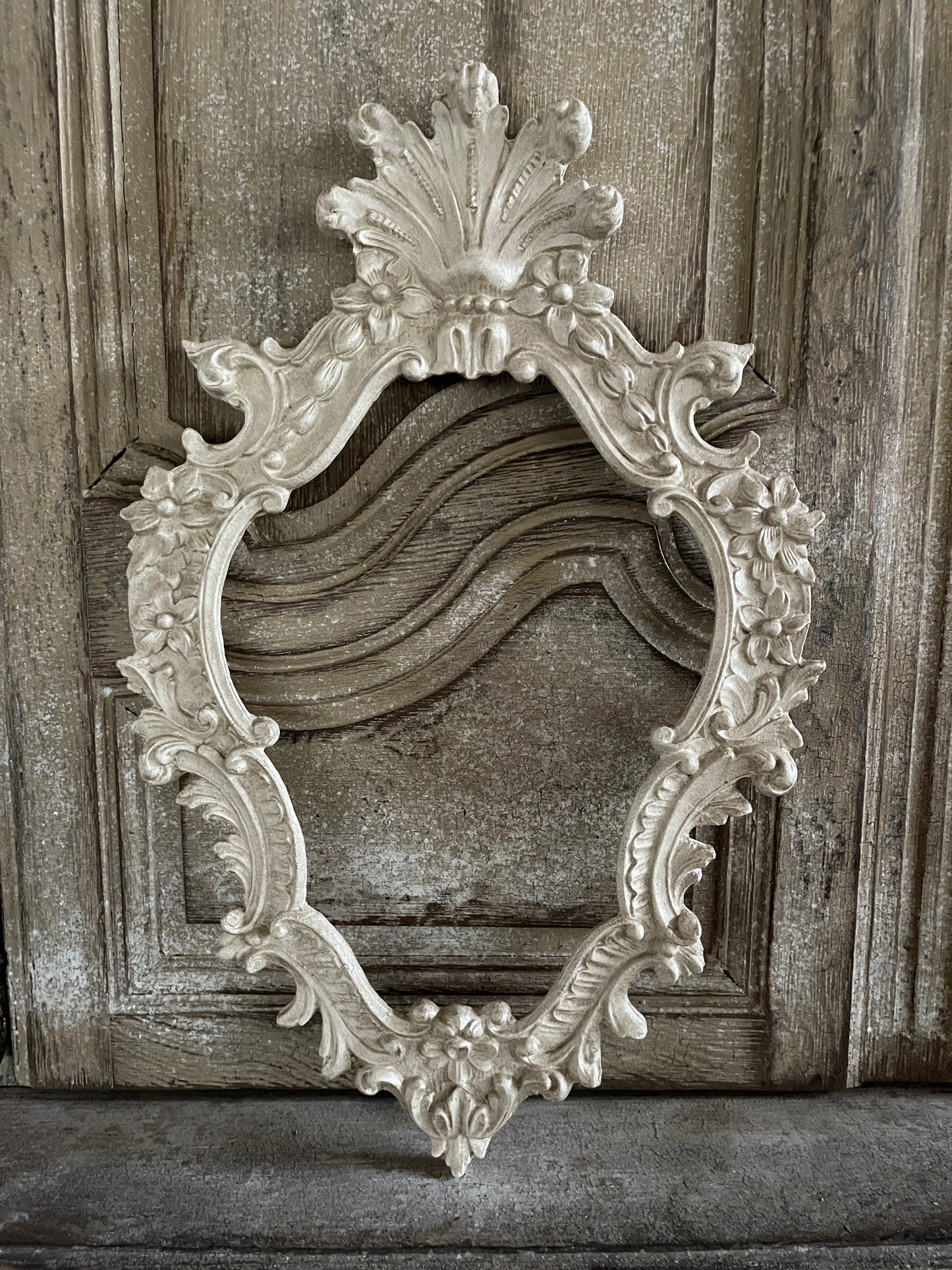 Cornice Con Punta E Decorazione Floreale