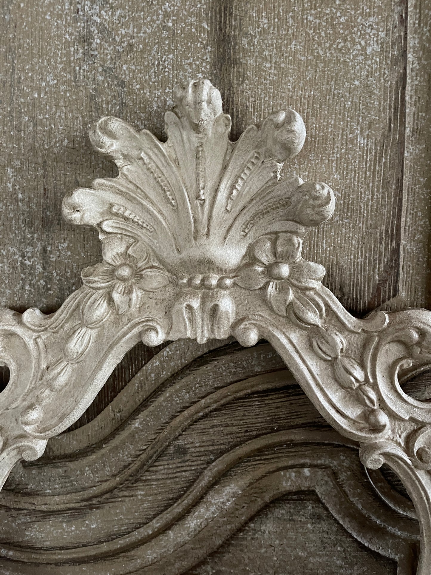 Cornice Con Punta E Decorazione Floreale