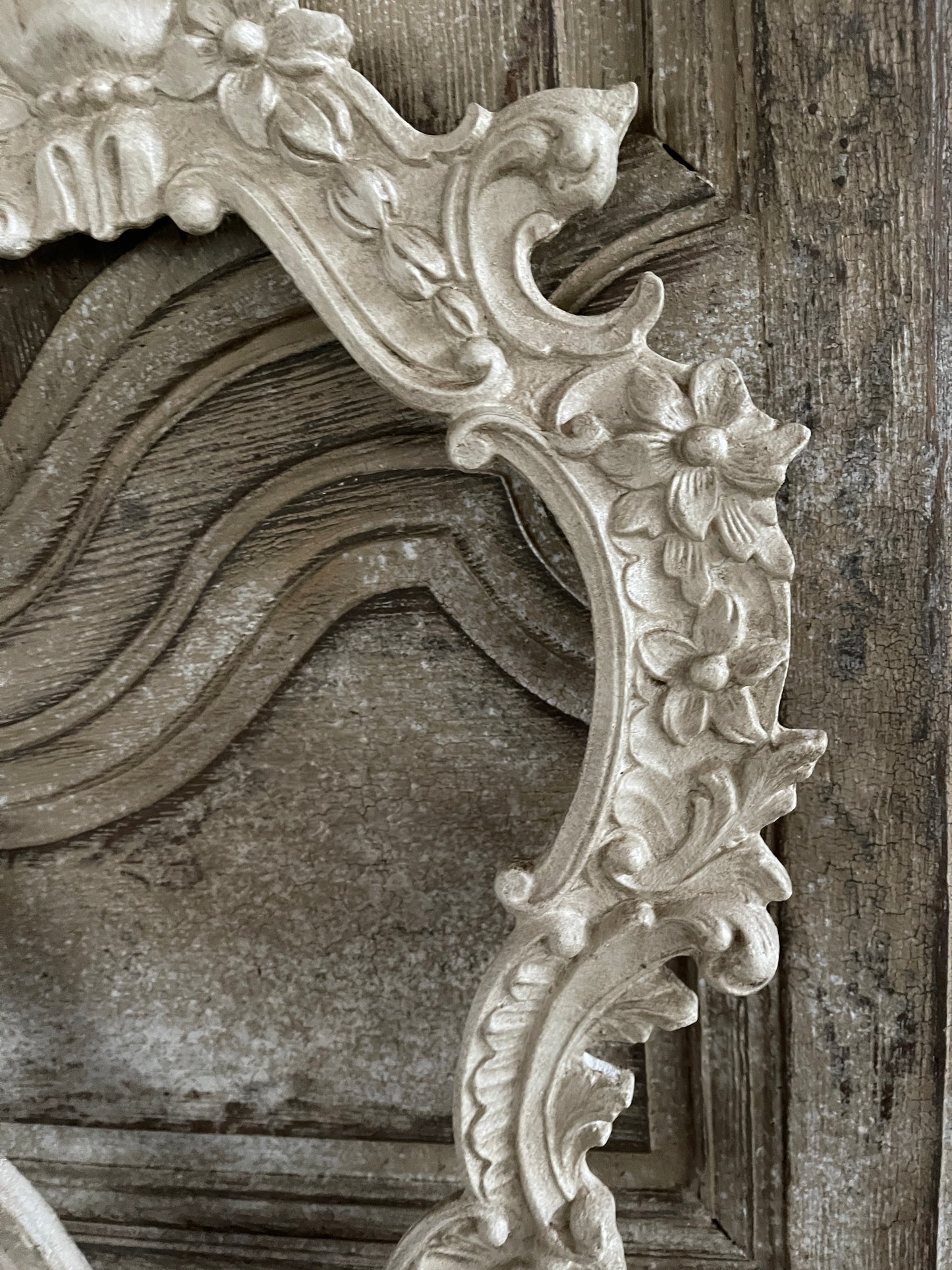 Cornice Con Punta E Decorazione Floreale