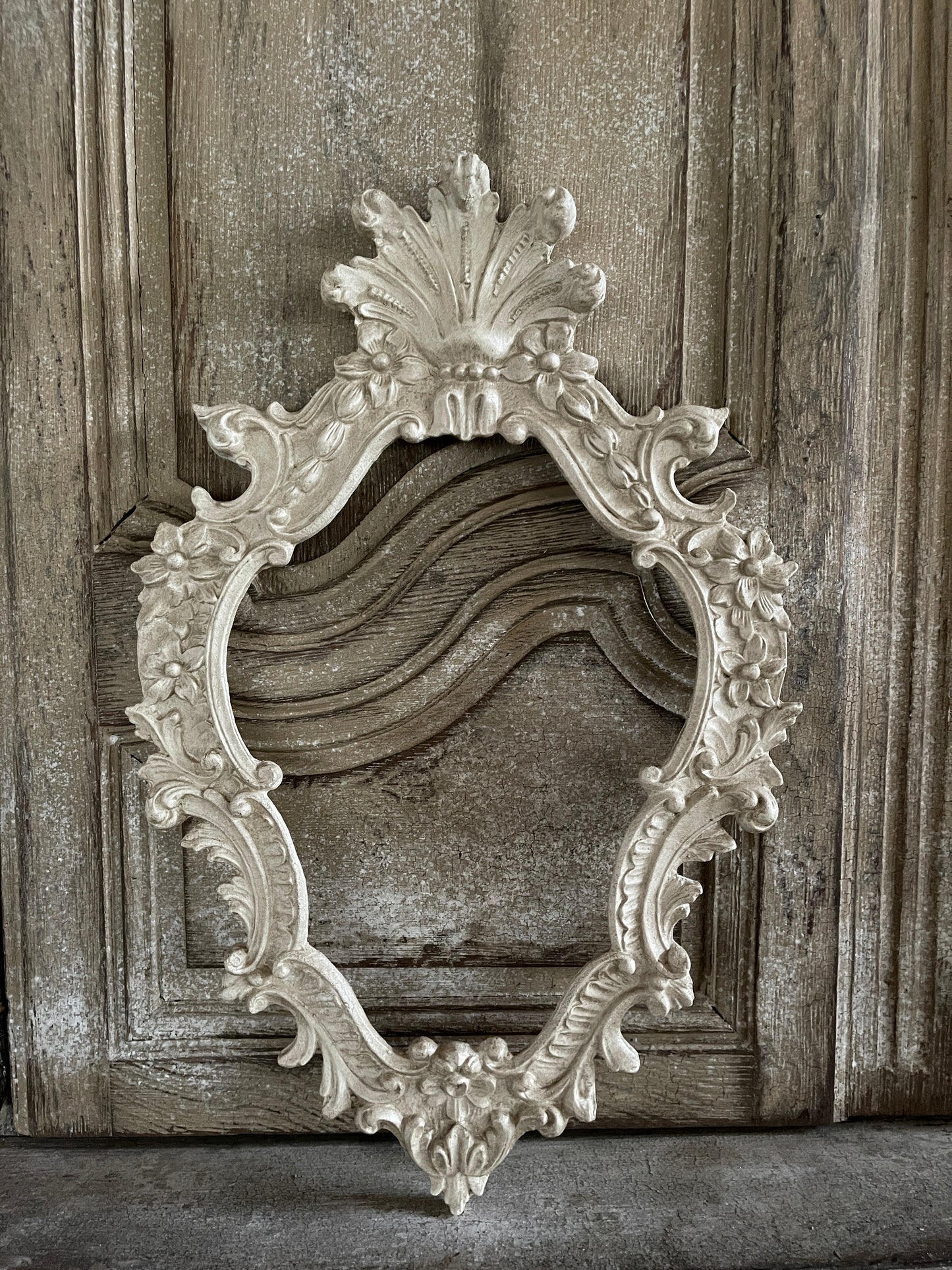 Cornice Con Punta E Decorazione Floreale
