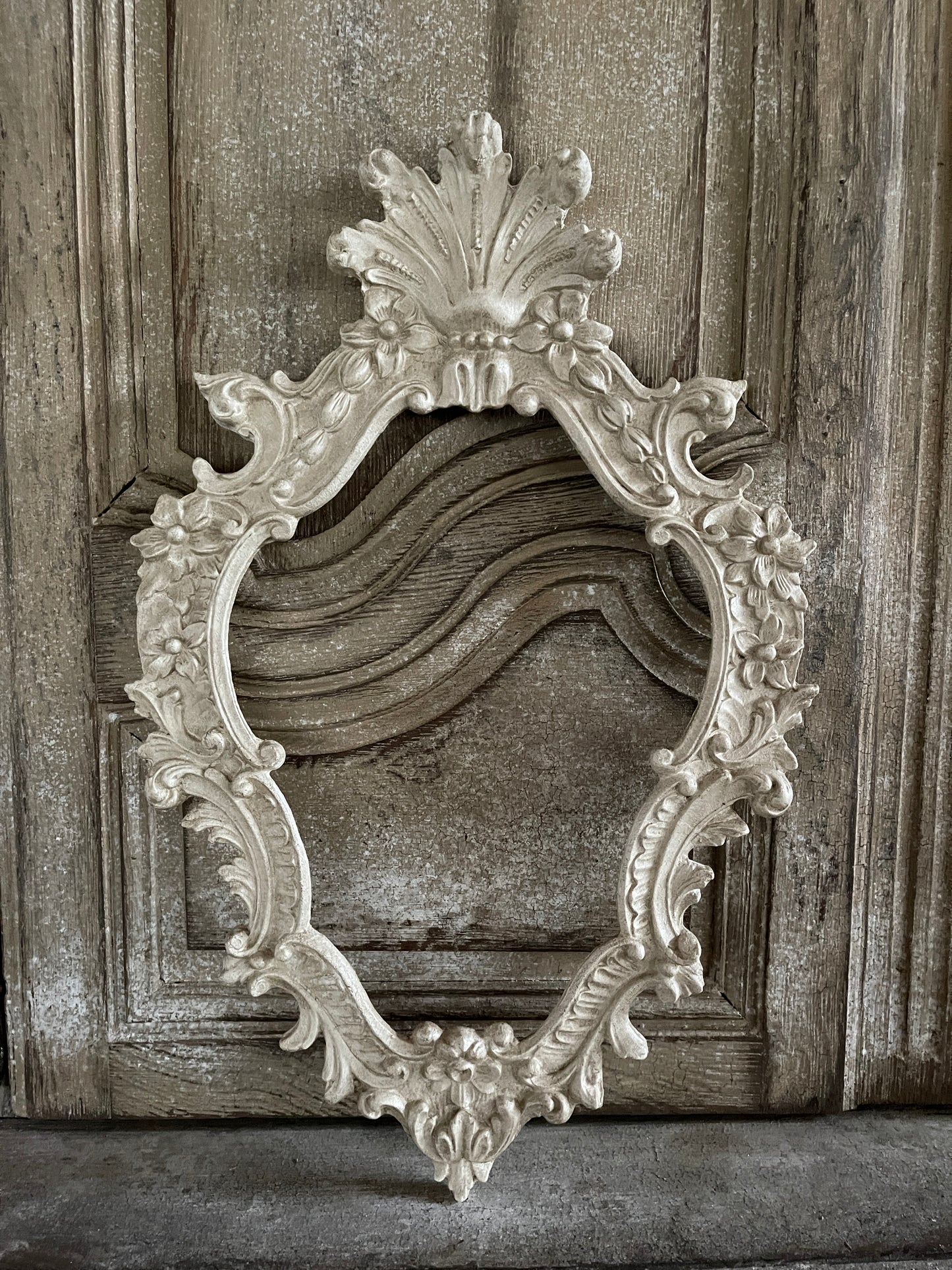 Cornice Con Punta E Decorazione Floreale