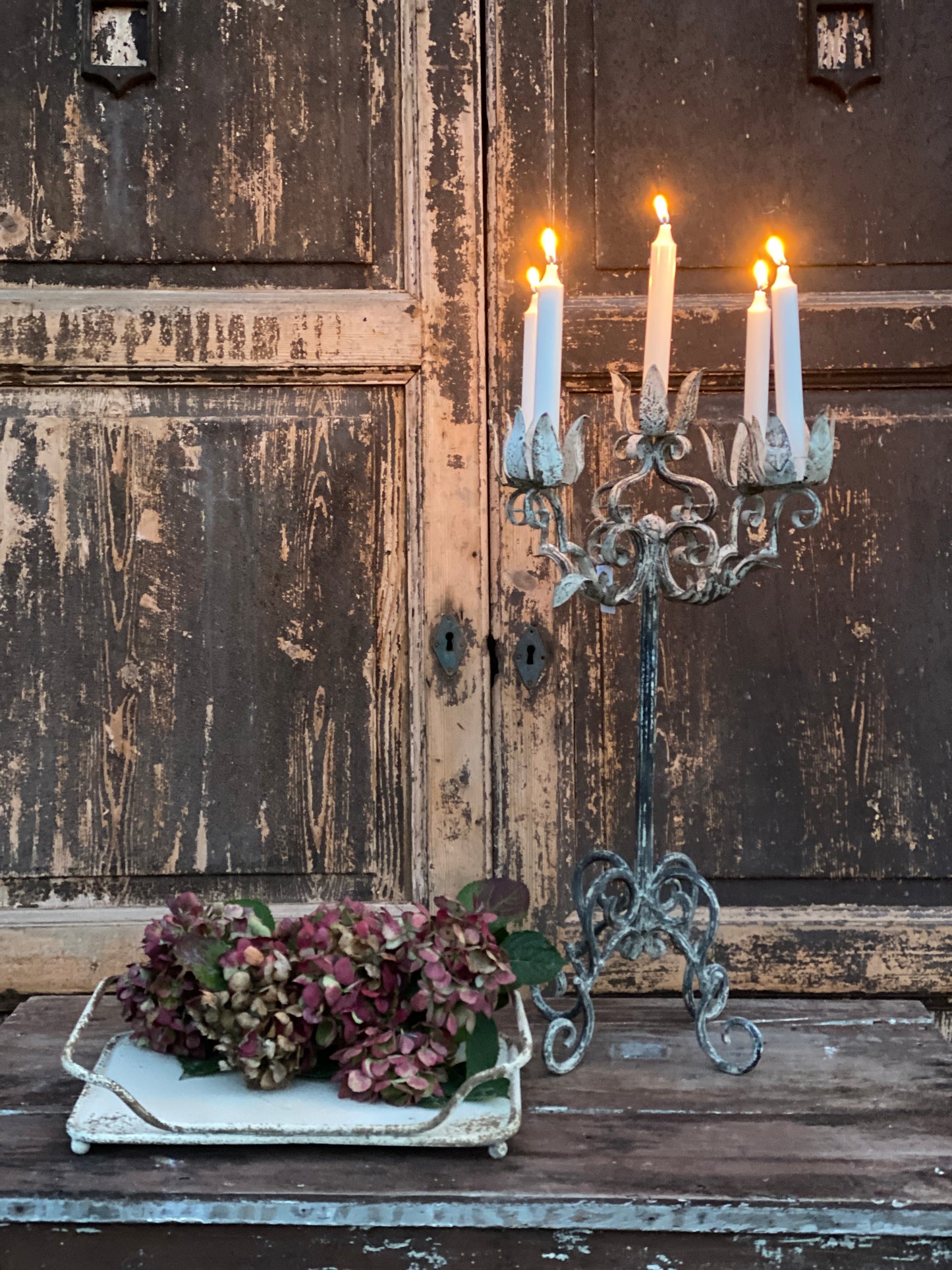 Candelabro Nero Anticato A Cinque Candele Con Foglie