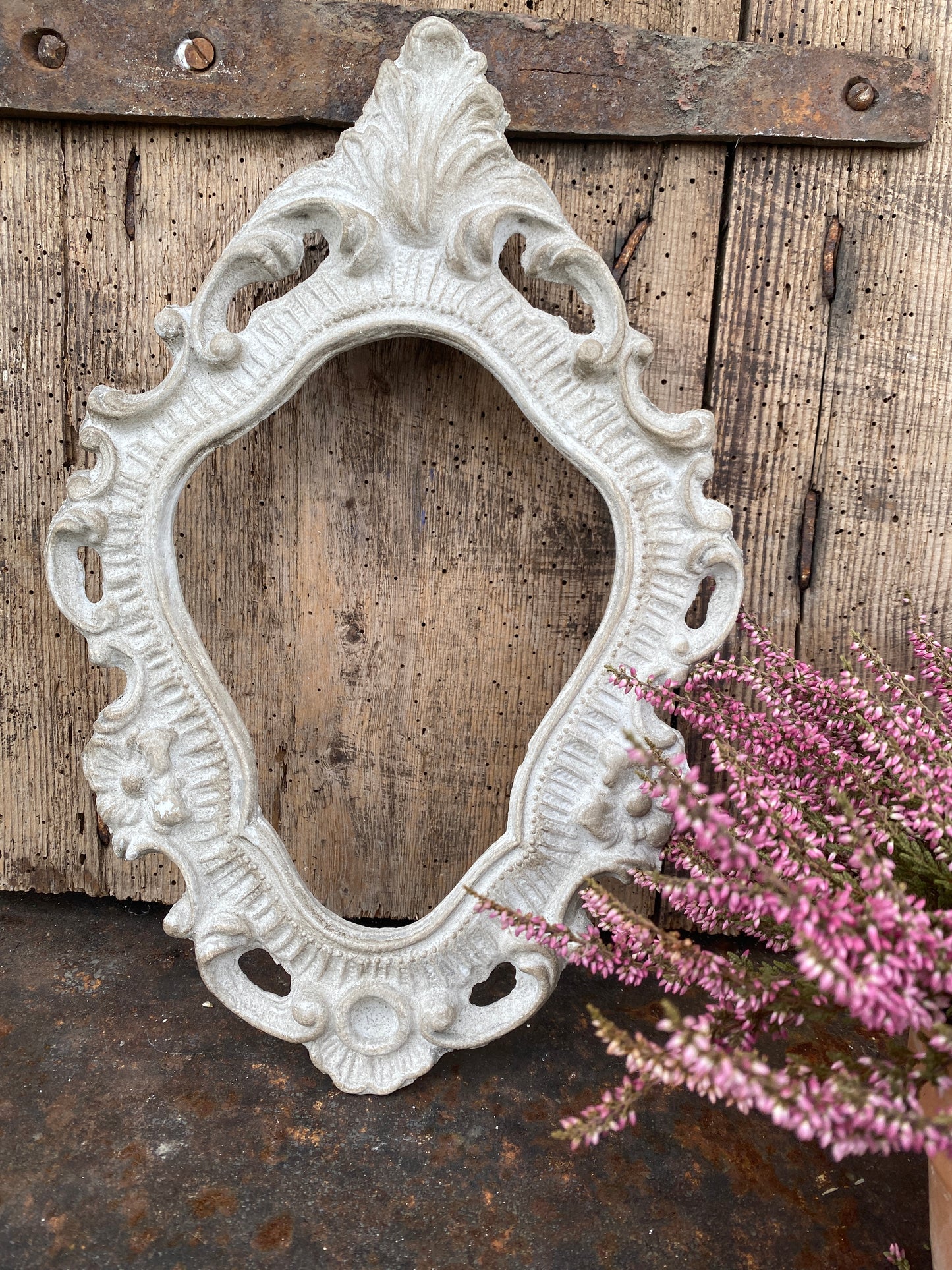 Cornice Con Punta Lavorata A Foglia