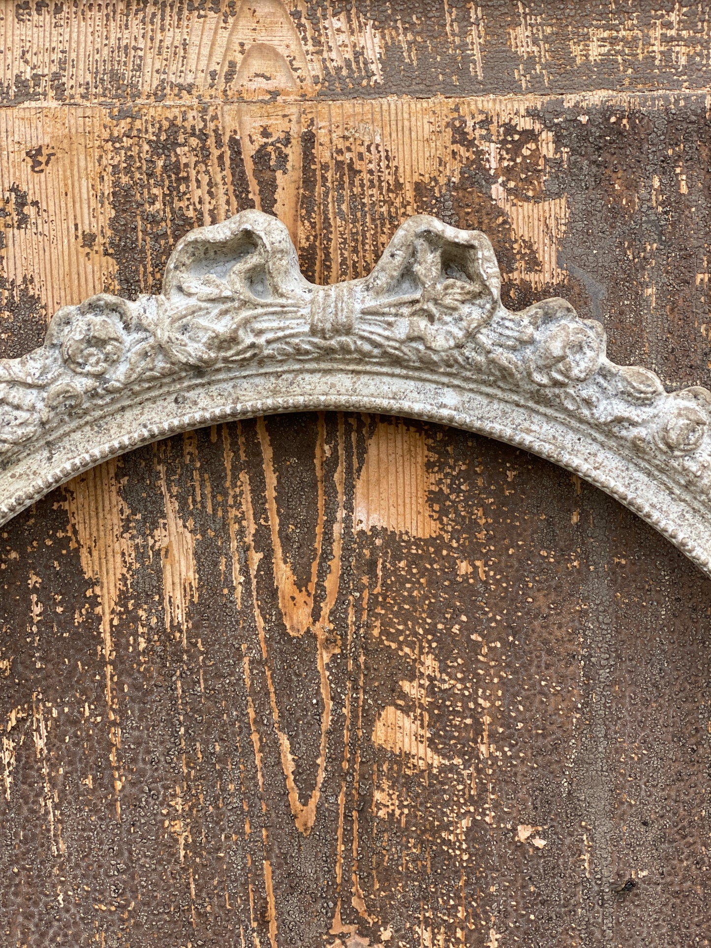 Cornice Orizzontale Con Punta Decorata A Fiocco