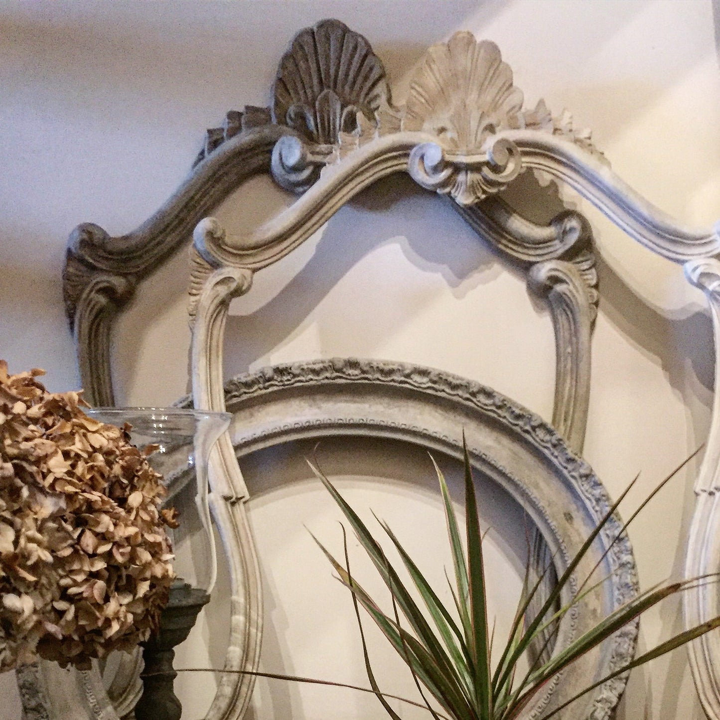 Cornice Grande Con Punta Conchiglia